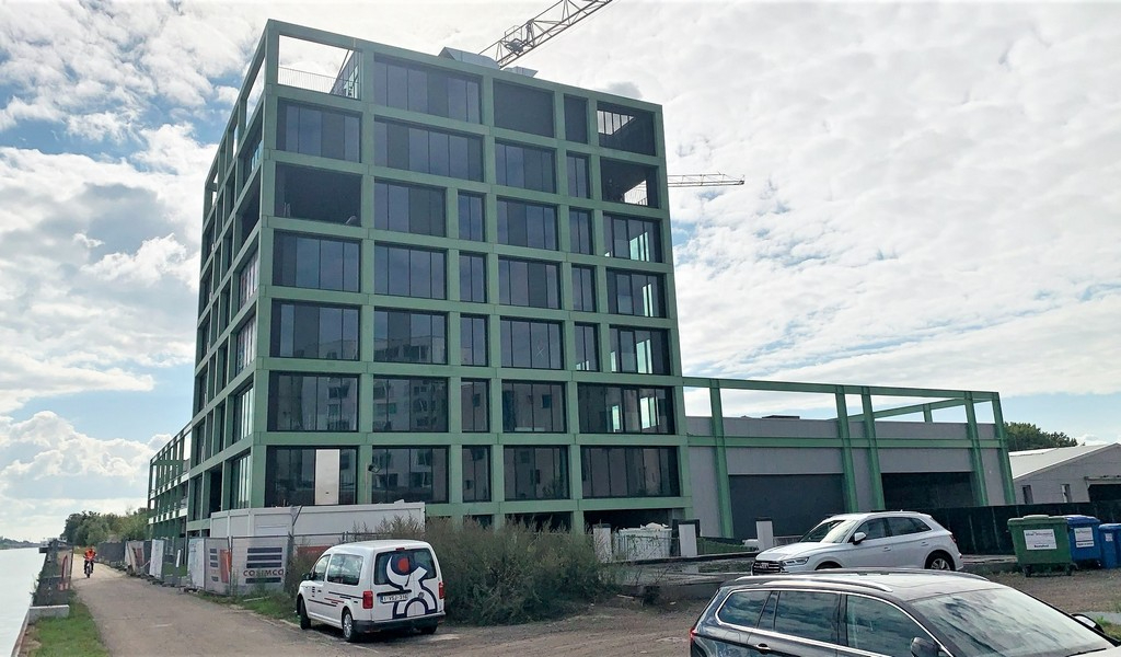 Energiezuinige kantoren in Wijnegem met zicht op water