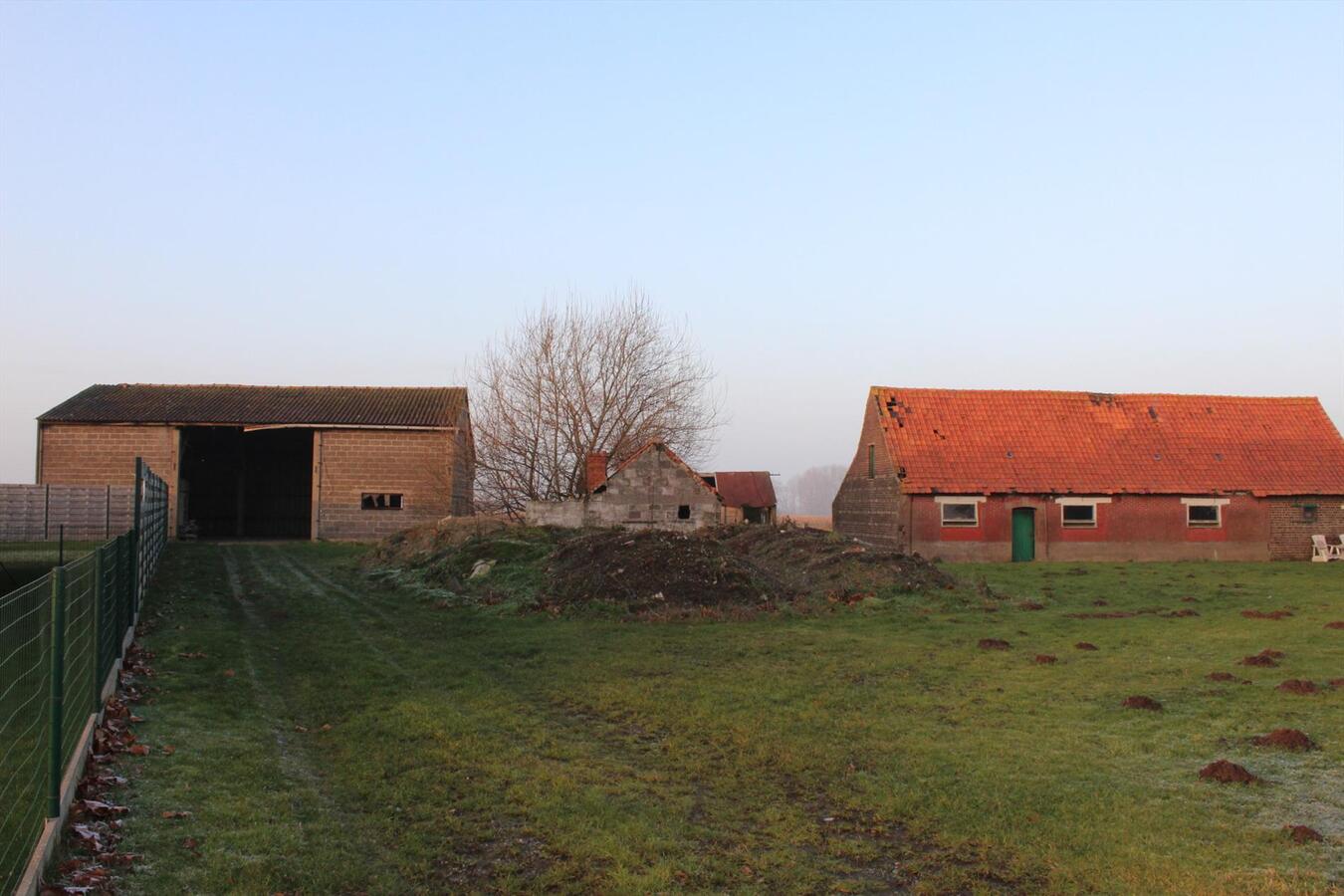 Mooi perceel LANDBOUWGRONDgrond met stallingen op ca. 1,05Ha te Vinkt 