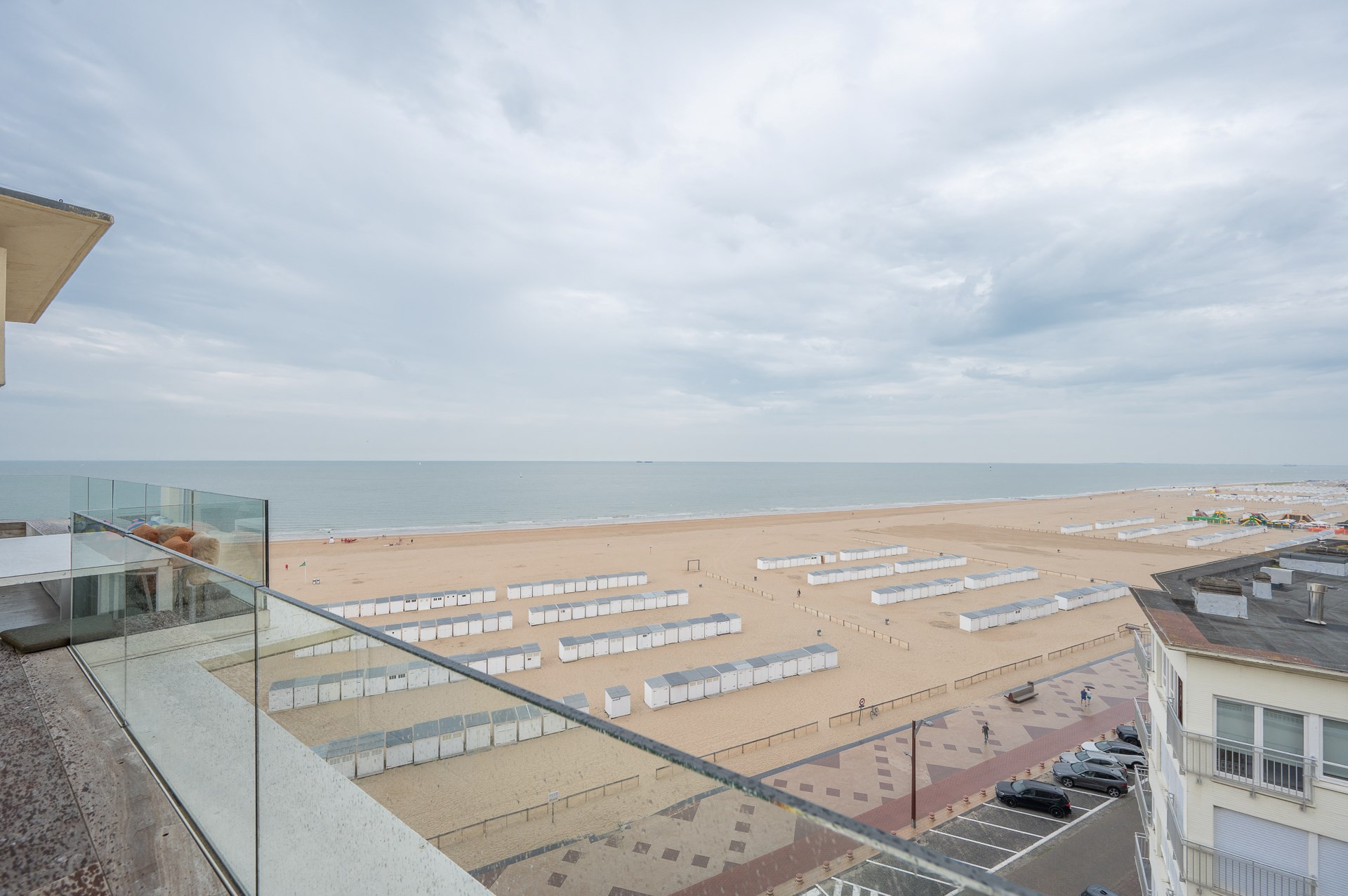 Luxe hoekappartement met panoramisch zeezicht en royale terrassen 