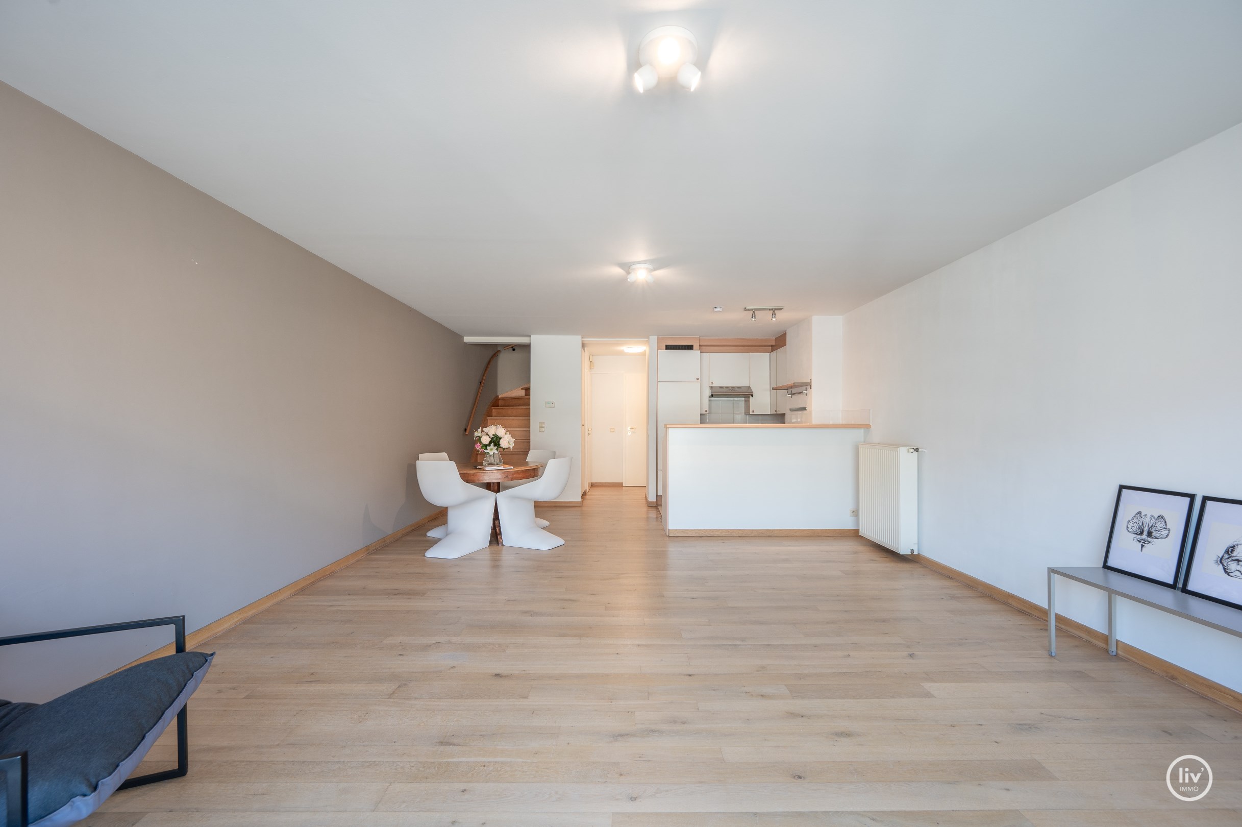 Aangename op te frissen duplex  met mooie terrassen centraal gelegen op de Leopoldlaan te Knokke. 