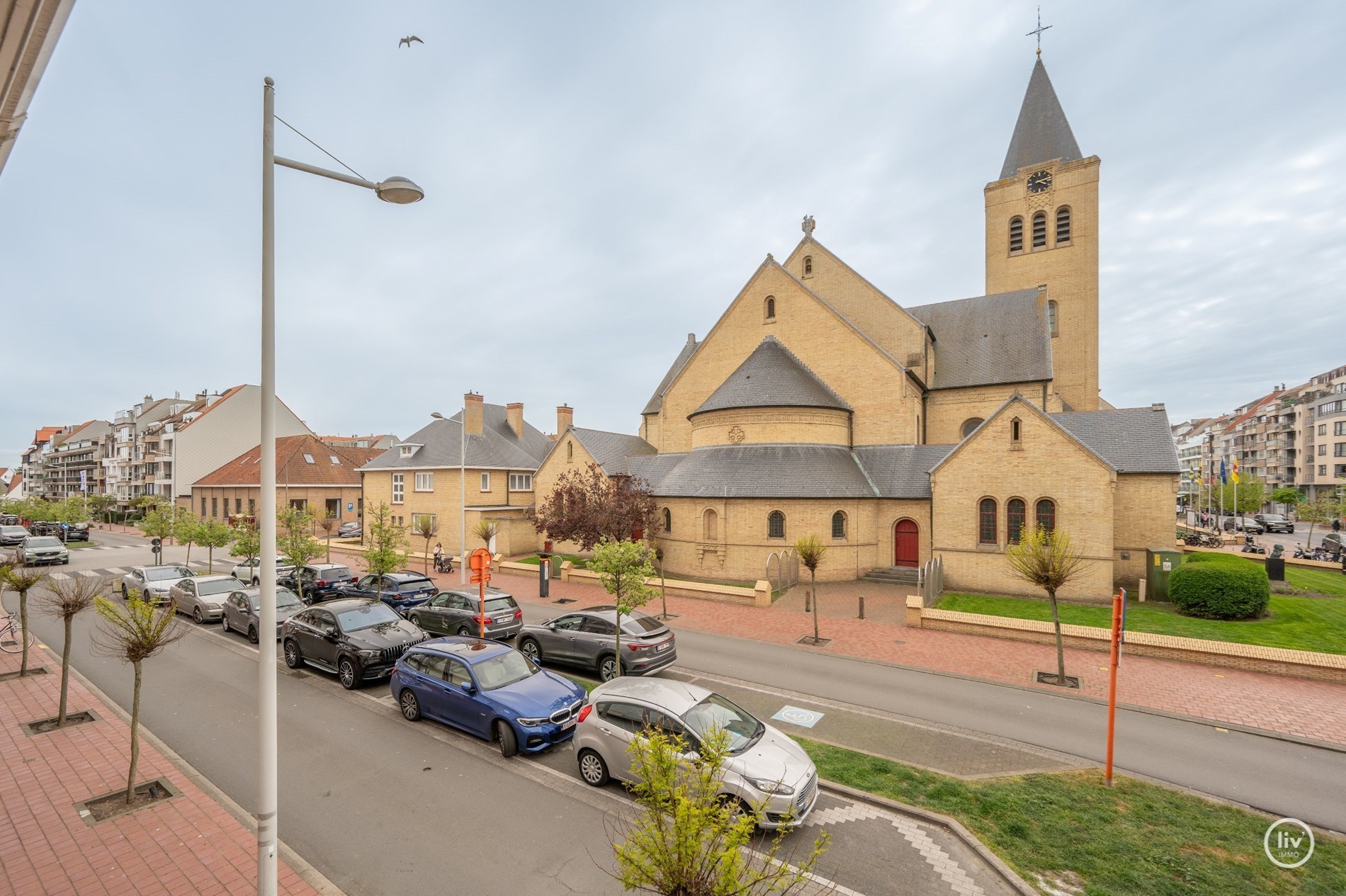 OPENDEURDAG vrijdag 11 juli 2025 van 16:15 tot 18:00 in de Van Bunnenlaan 32, 8300 Knokke-Heist. Magnifiek gerenoveerd appartement van 150 m&#178; met open zicht op de Heilighart kerk – Dumortierlaan, Knok 