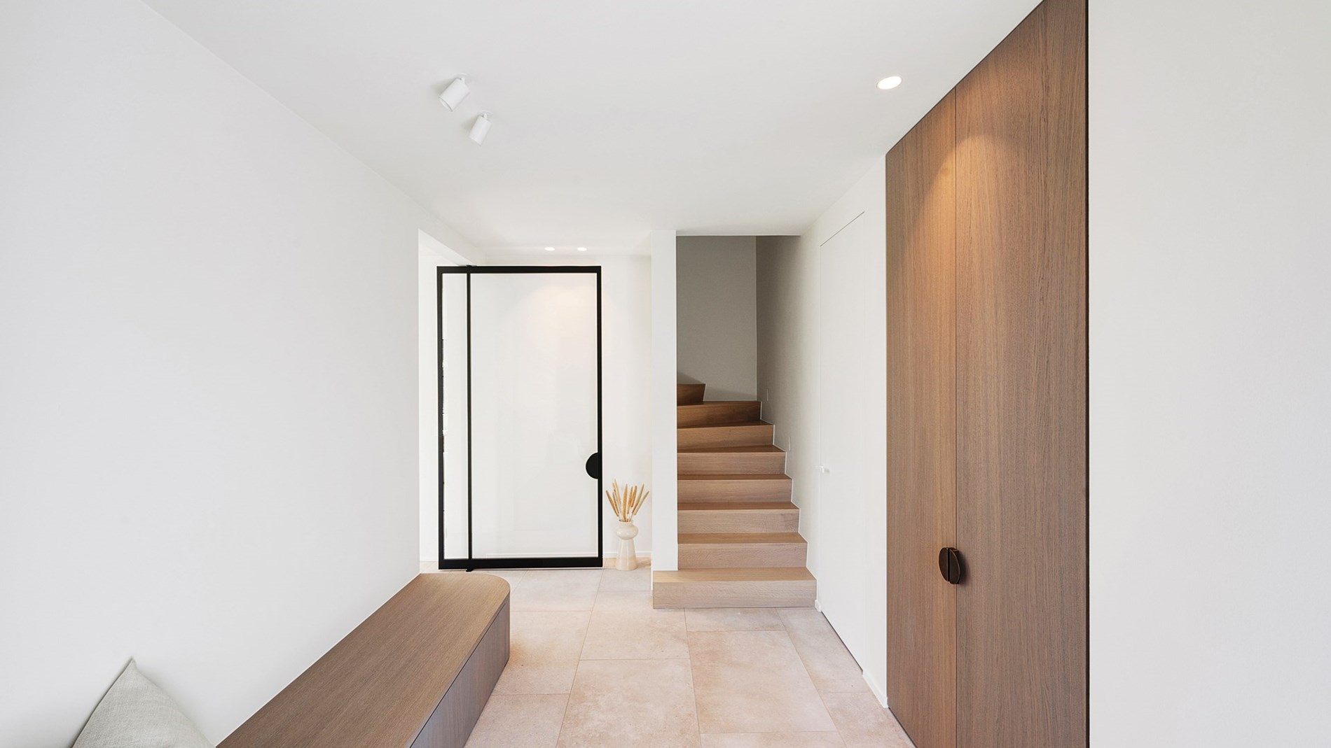Prachtig gerenoveerde alleenstaande woning met oprit gelegen in een rustige wijk in Knokke nabij de Magere Schorre. 