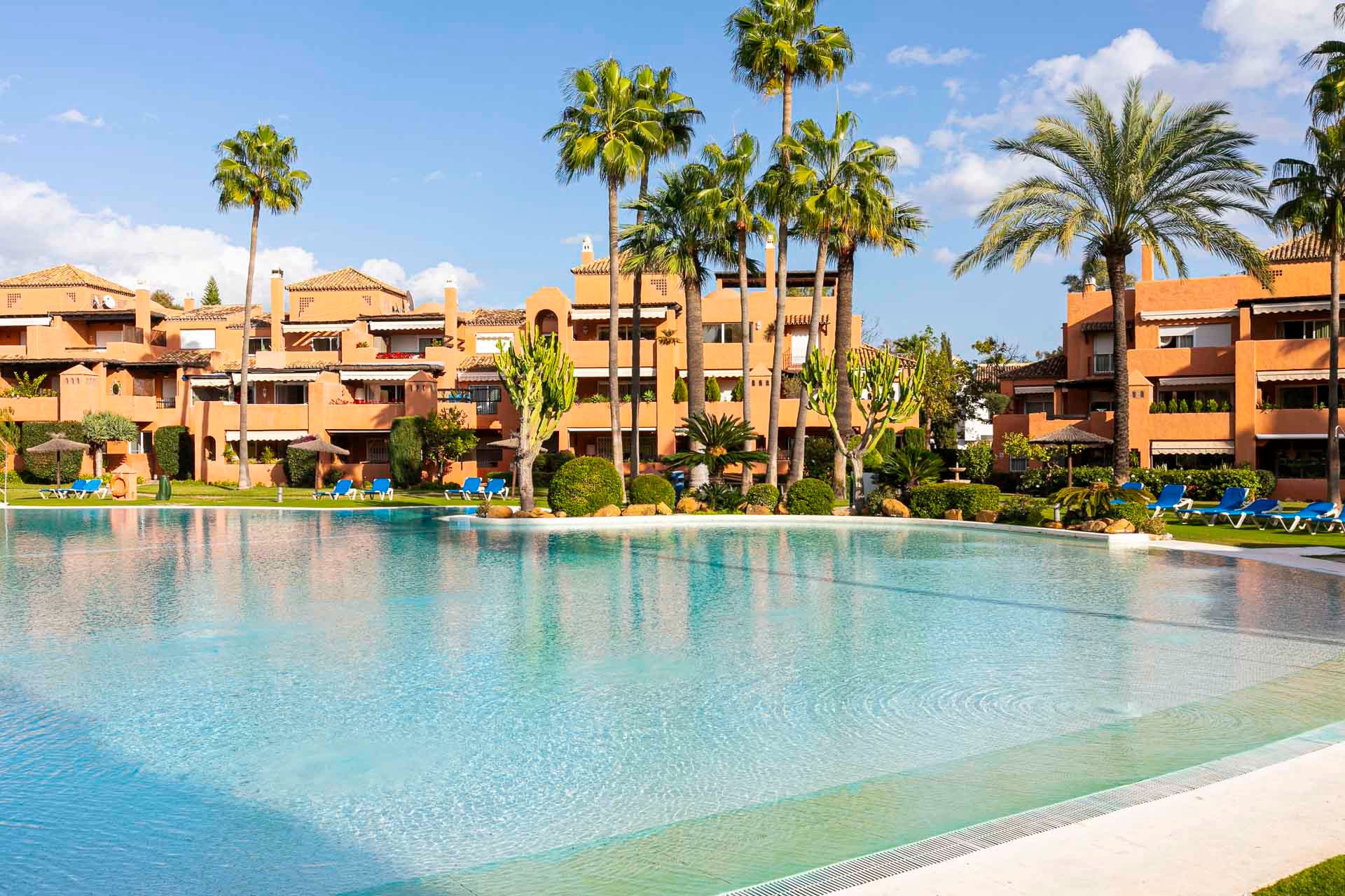 Magnifique appartement en angle &#224; distance de marche de la plage &#224; Guadalmina Baja. 