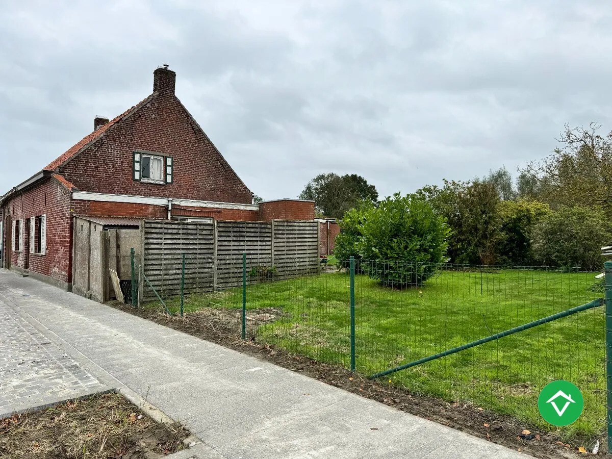 Te renoveren woning met 3  slaapkamers en bijhorend stuk grond te Koekelare 