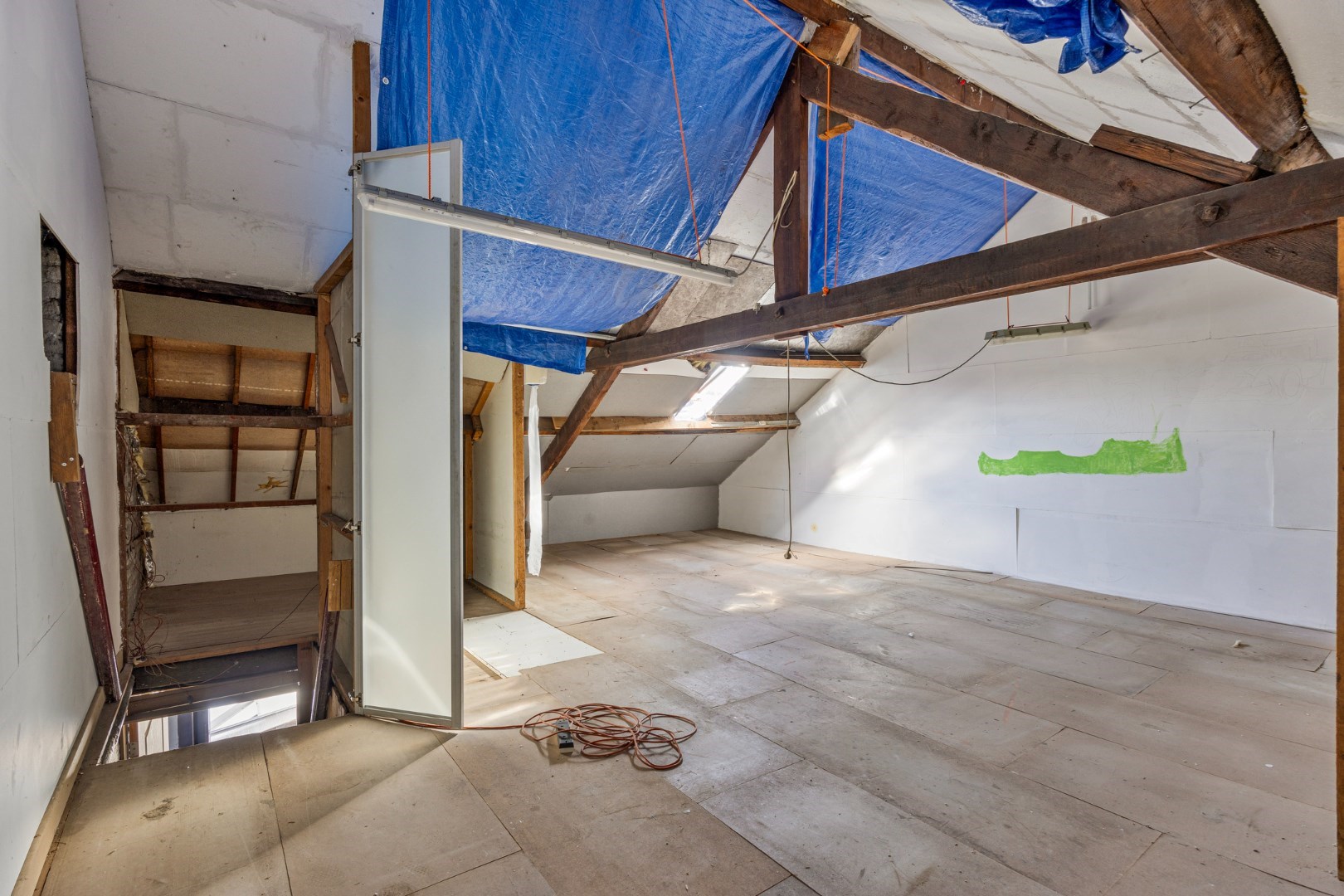 Halfopen hoekwoning met garage en dakterras op toplocatie in Kessel-Lo – renovatieproject met veel potentieel 