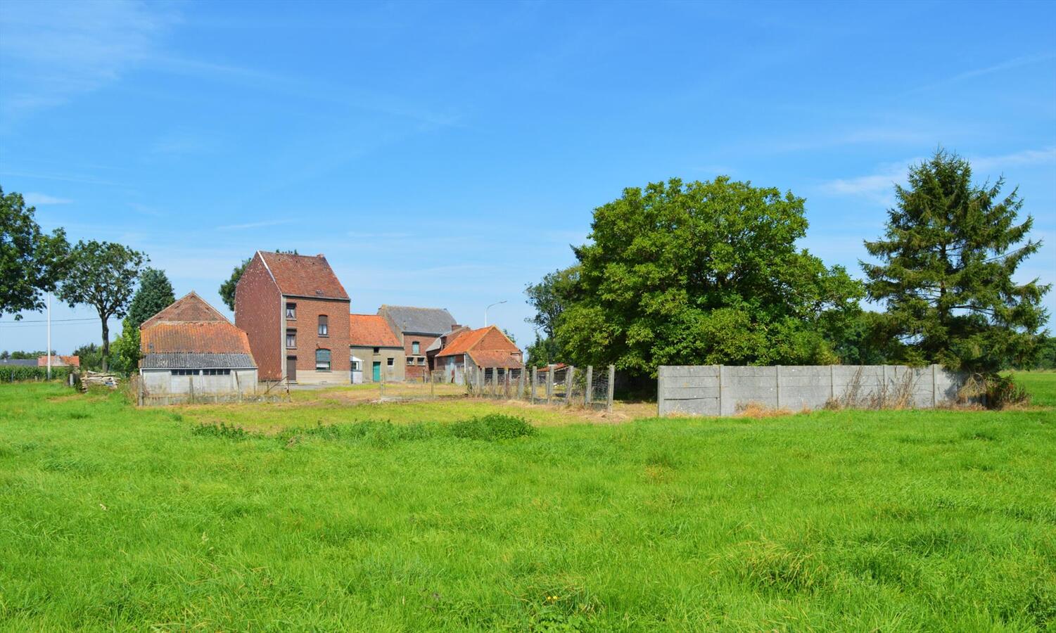 Herenhuis met stallingen op 2.726m&#178; te Lessen (mogelijkheid tot 1ha extra weiland) 