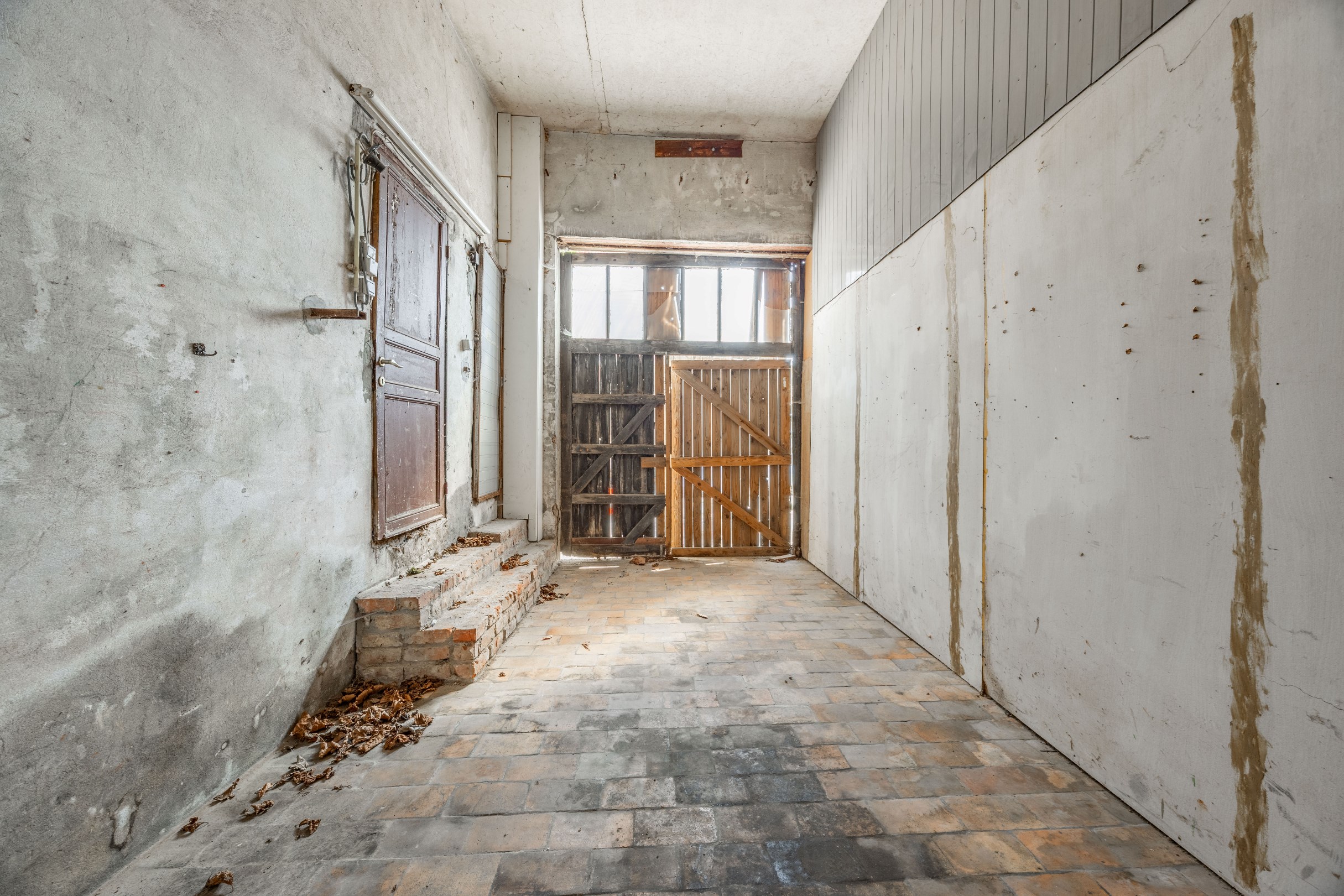 TE RENOVEREN WONING MET GARAGE 