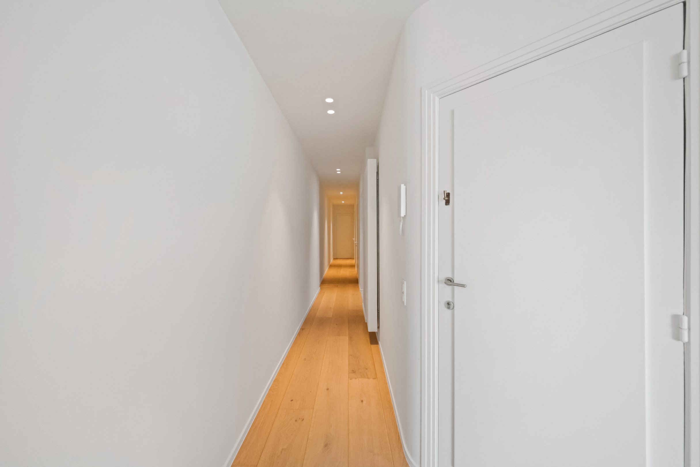 Appartement de trois chambres &#233;l&#233;gamment r&#233;nov&#233; avec vue d&#233;gag&#233;e sur la Kustlaan. 