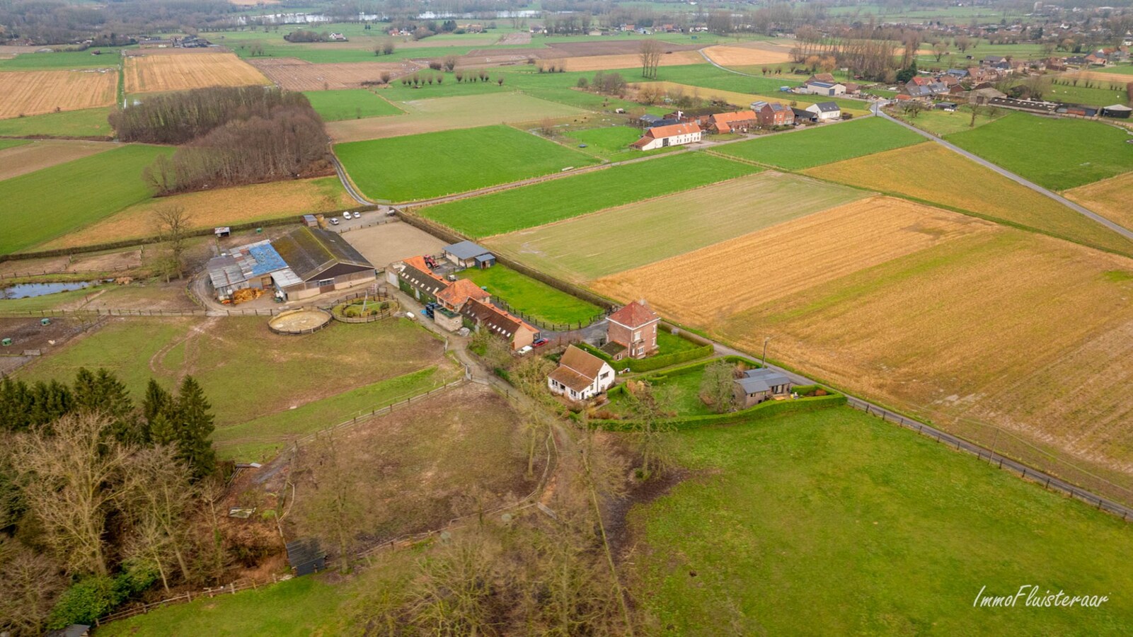 Prachtig paardencomplex met bedrijfswoning, ca. 33 stallen en binnenpiste op meer dan 5,6ha te Bever (Vlaams-Brabant) 