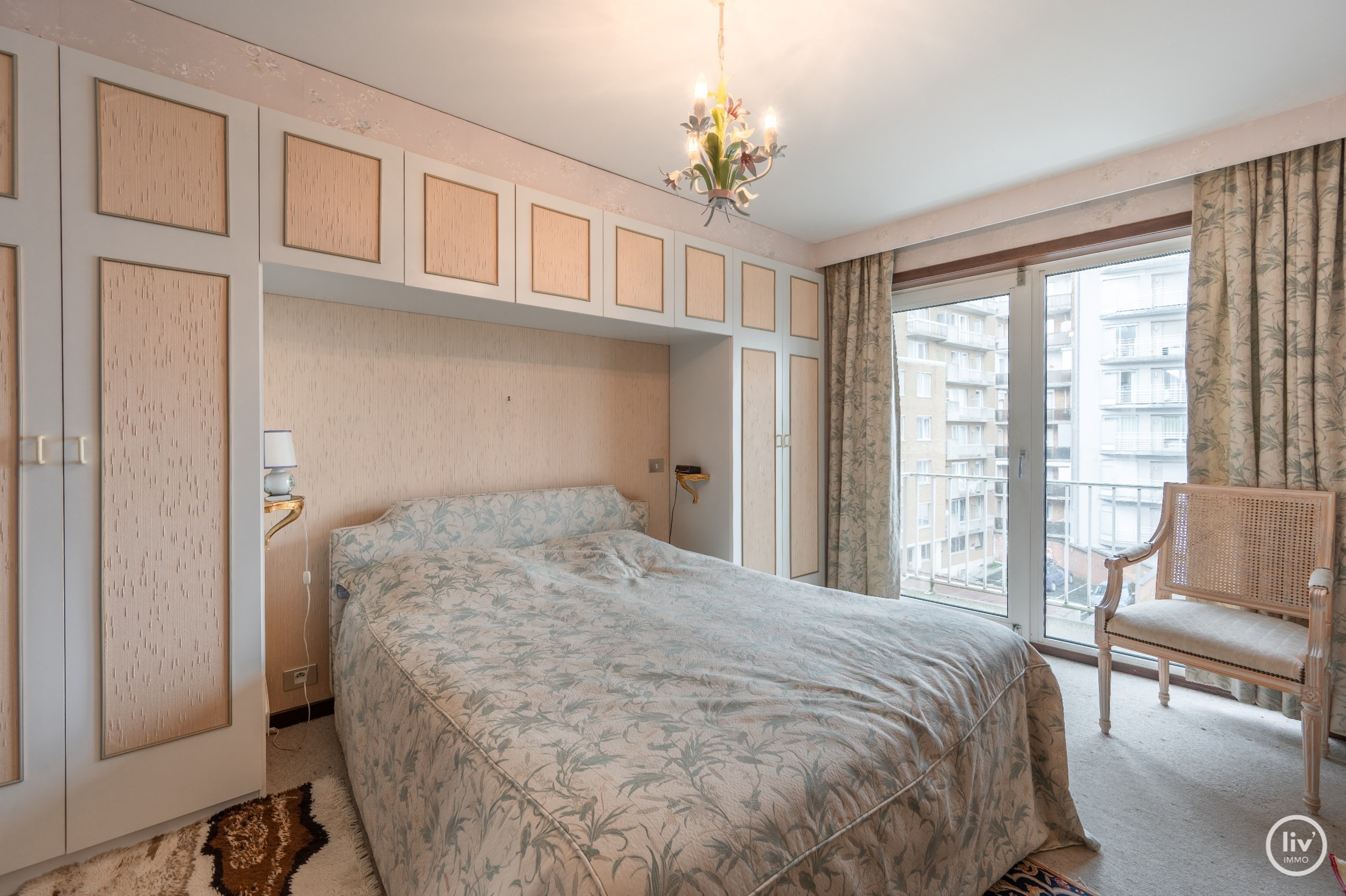 Zonnig, te renoveren 1-slaapkamer appartement gelegen in de Jozef Nellenslaan met een open zicht. 