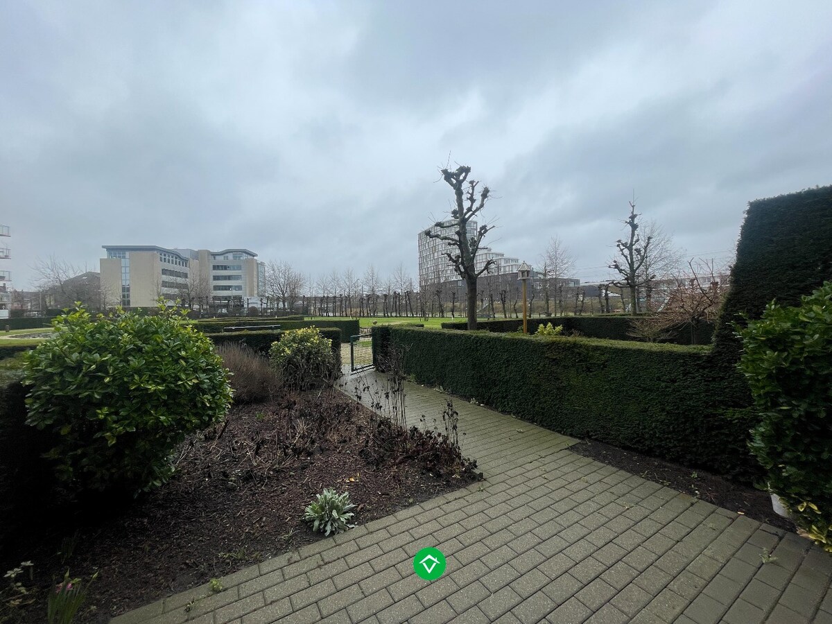 Gelijkvloers appartement met &#233;&#233;n slaapkamer, tuin en garage in centrum Roeselare 