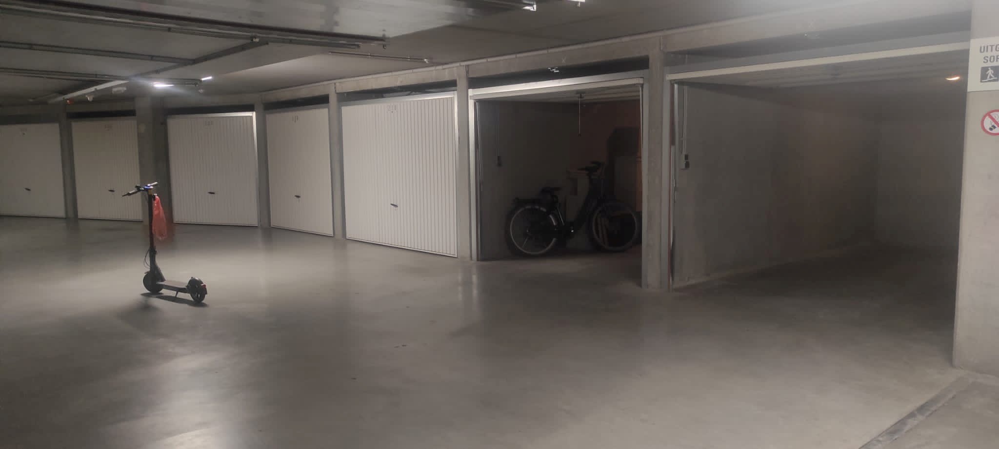 Sir Anthony - Zoutelaan: gesloten garagebox op niveau -3. 