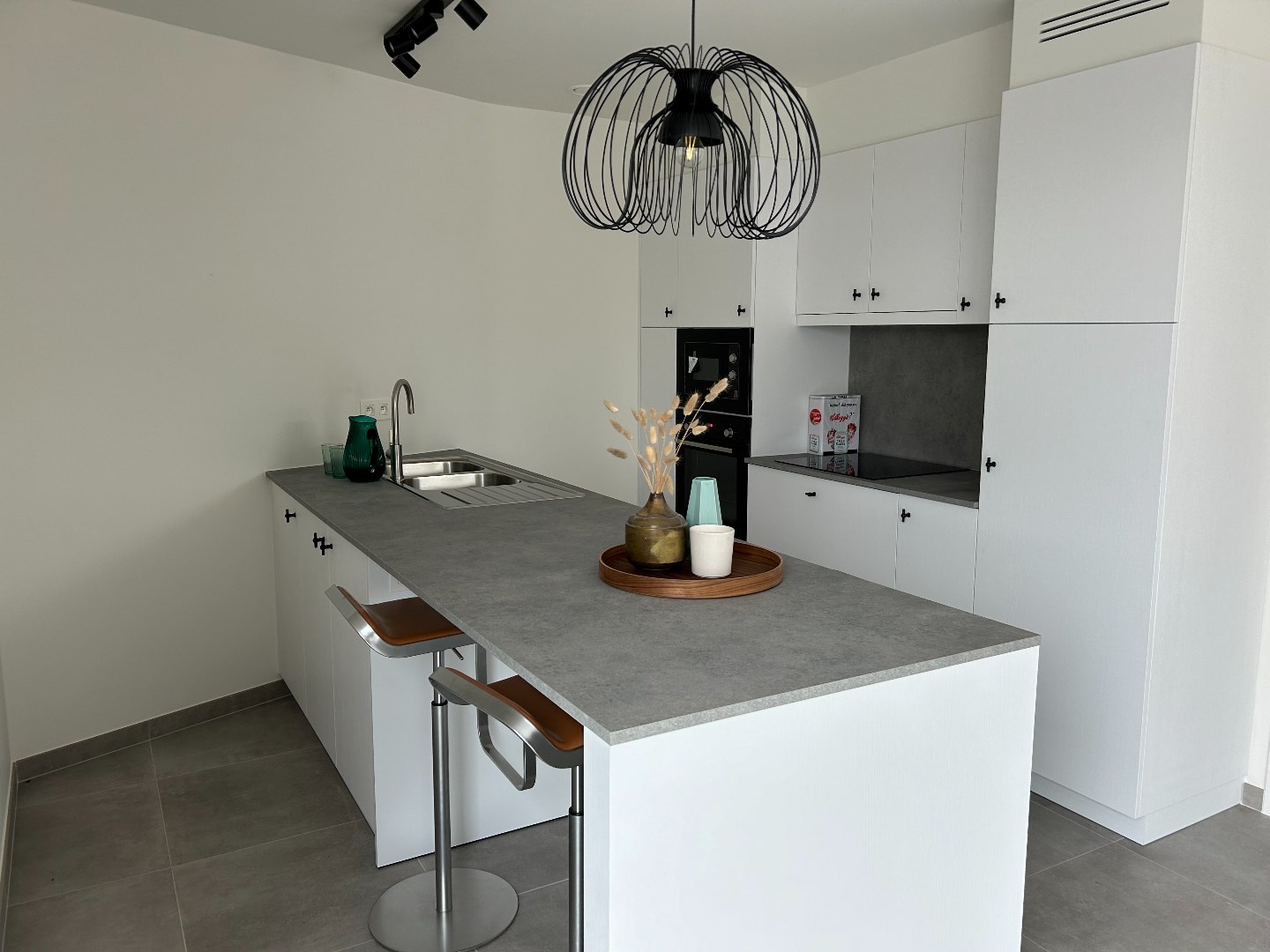 Stijlvolle en ruime nieuwbouwwoning met garage en tuin op 555 m&#178; 