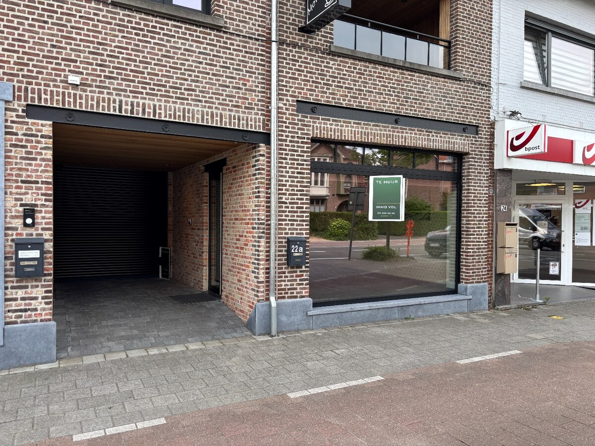 Instapklaar handelsgelijksvloers 90 m&#178; met ruim terras  in het centrum Sint-Antonius naast Bpost. 