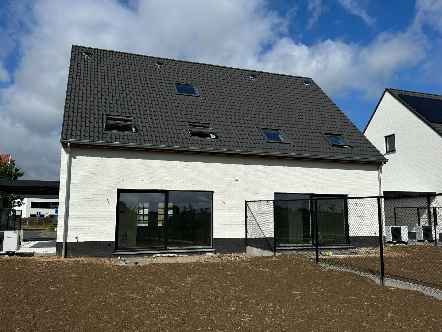 Stijlvolle en ruime nieuwbouwwoning met carport en tuin op 500 m&#178; 