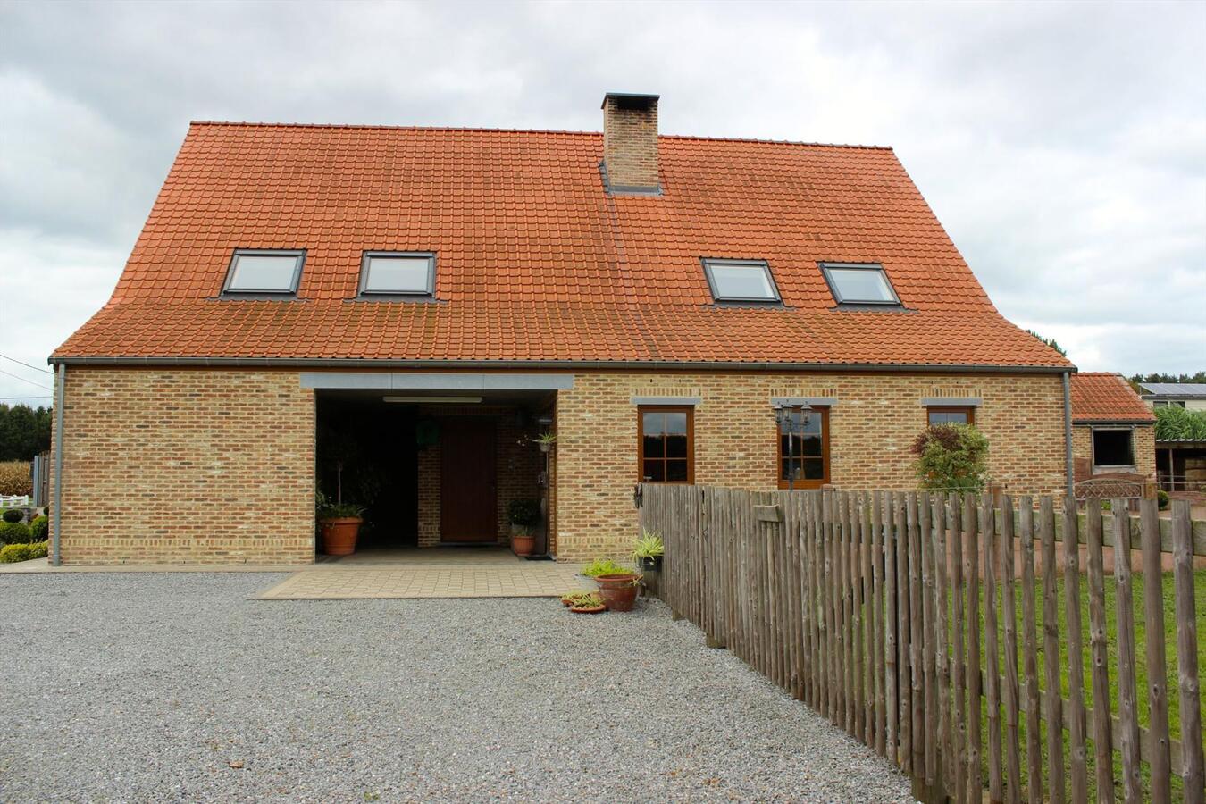 Woning met stallen en buitenpiste op ca. 8000m&#178;  te Langdorp 