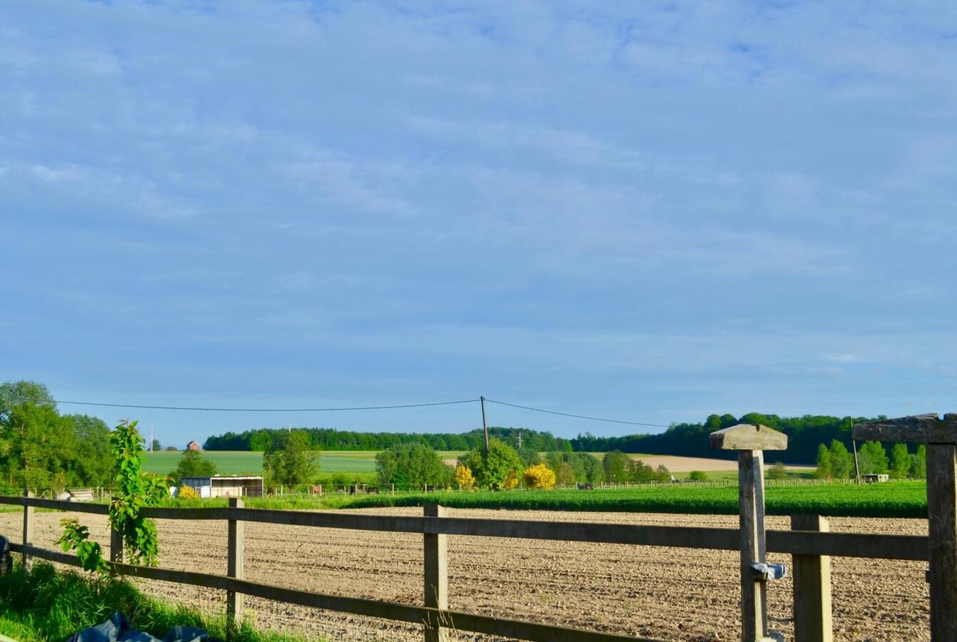 Zeer rustig gelegen hoeve te Deux-Acren (Lessen) op 3424 m&#178; met huur van ca. 5 ha. 