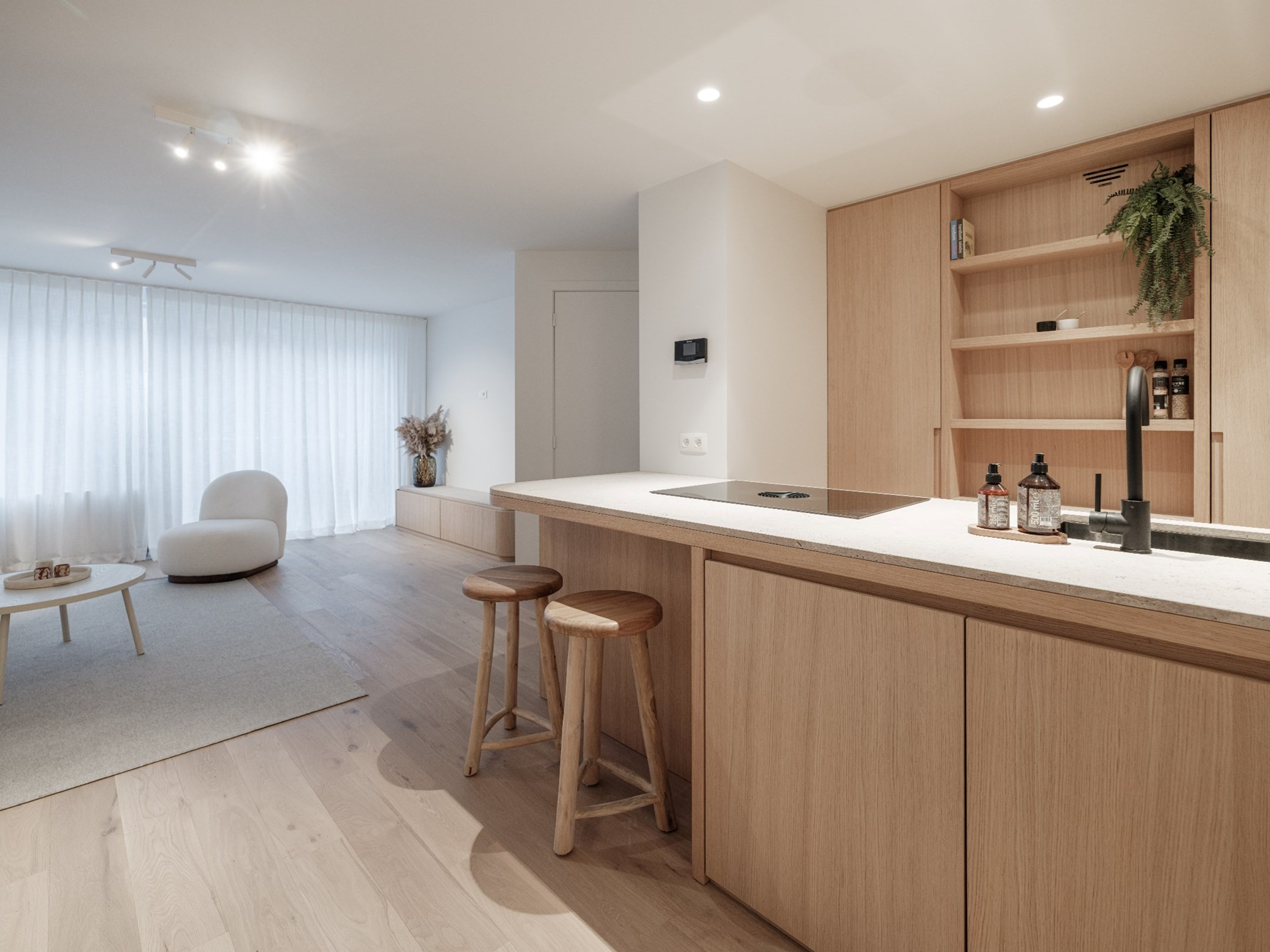 Prachtig en stijl gerenoveerd 3-slaapkamer appartement dat gelegen is naast de Lippenslaan, vlakbij de Zeedijk en alle commerci&#235;le voorzieningen in het centrum van Knokke. 