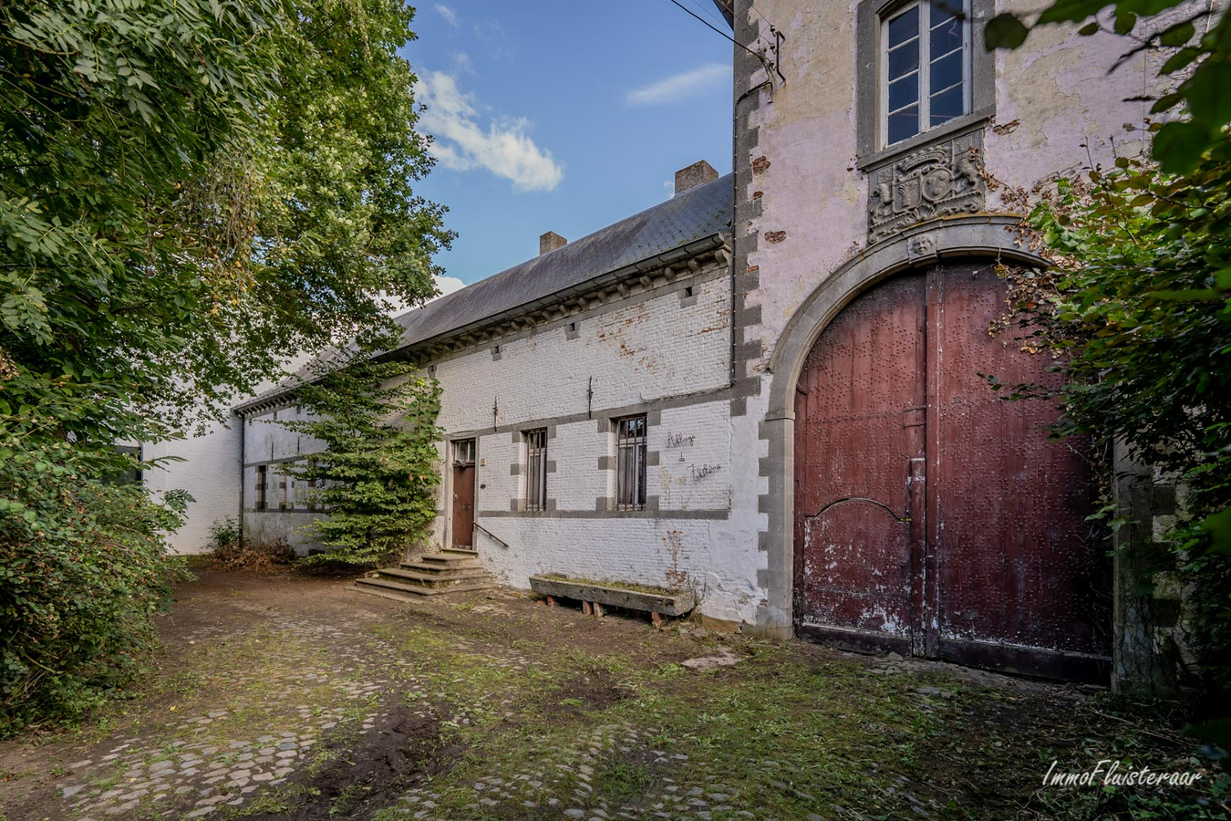 Te renoveren karaktervolle historische hoevewoning met stallingen, binnenkoer, dreef en weiland op ca. 1,36ha te Rebecq (Waals-Brabant) 