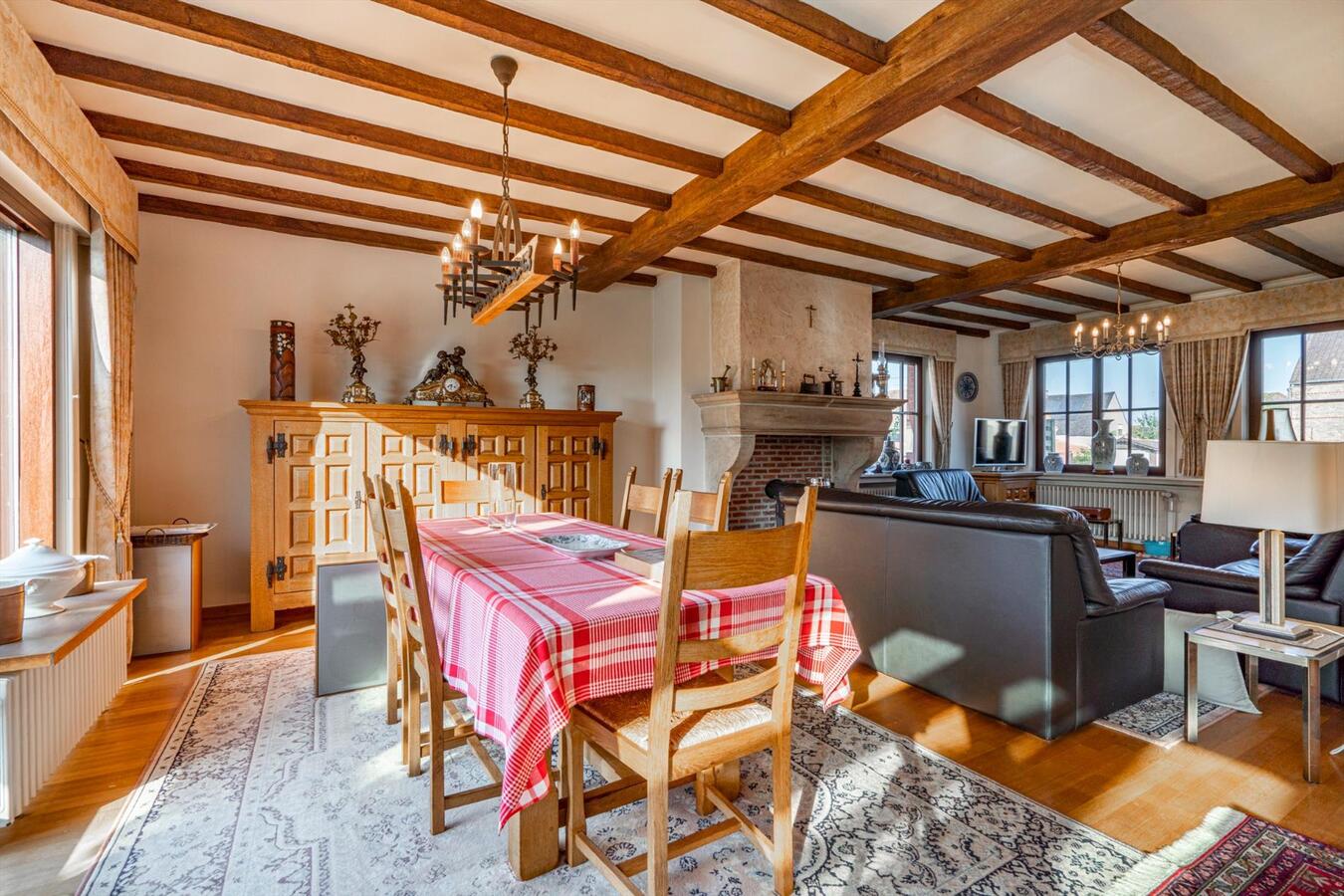 Grote woning met 6 slaapkamers en atelier op 2645 m&#178; te Koekelare 