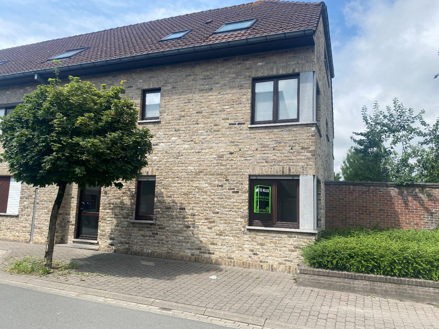 Geliijkvloers appartement met garage en tuin in het centrum van Sint-Eloois-Vijve 
