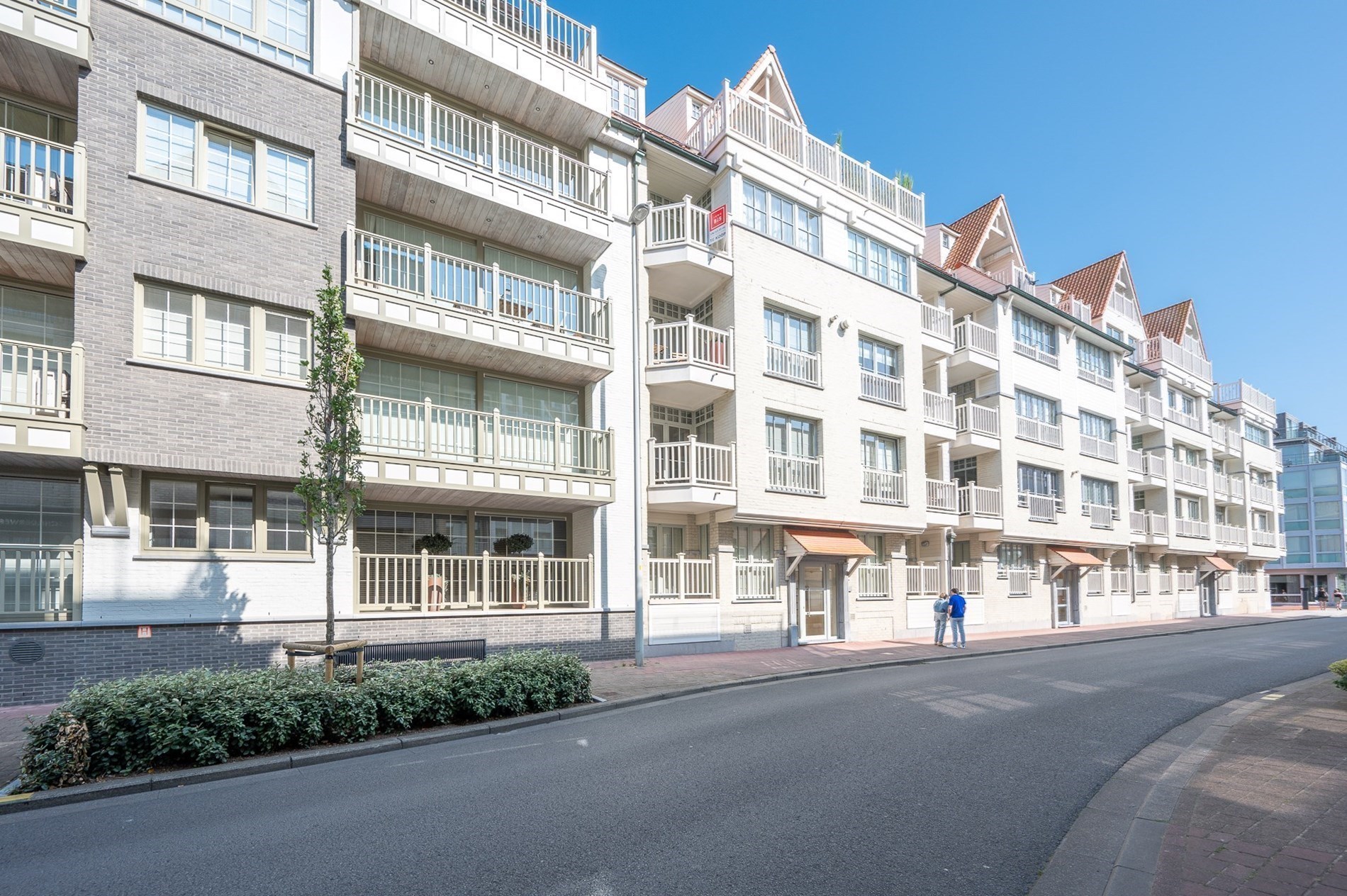 Prachtig, ruim 2 slaapkamer appartement met ruime terrassen centraal gelegen op de Zoutelaan te Knokke (met mogelijkheid tot het cre&#235;ren van een 3de kamer) 