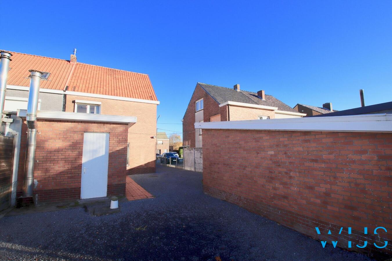 Vlot te renoveren gezinswoning met ZWgerichte tuin te Oosteeklo! 