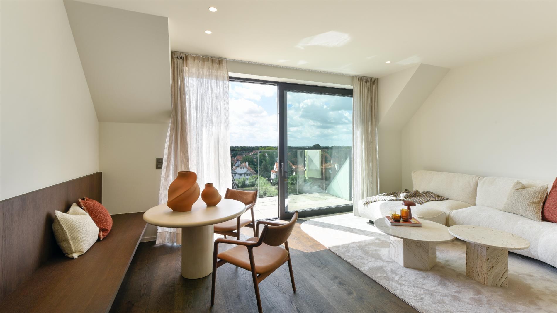 Nieuw (2021), luxueus afgewerkt duplex appartement op een fantastische ligging in hartje Zoute. 