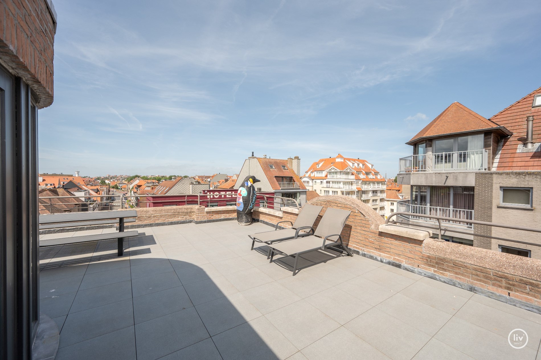 “Unieke Penthouse (1992) te koop op een toplocatie in Knokke –3 -kamerappartement met uitzonderlijke zonneterrassen van meer dan +/- 200m2 . 