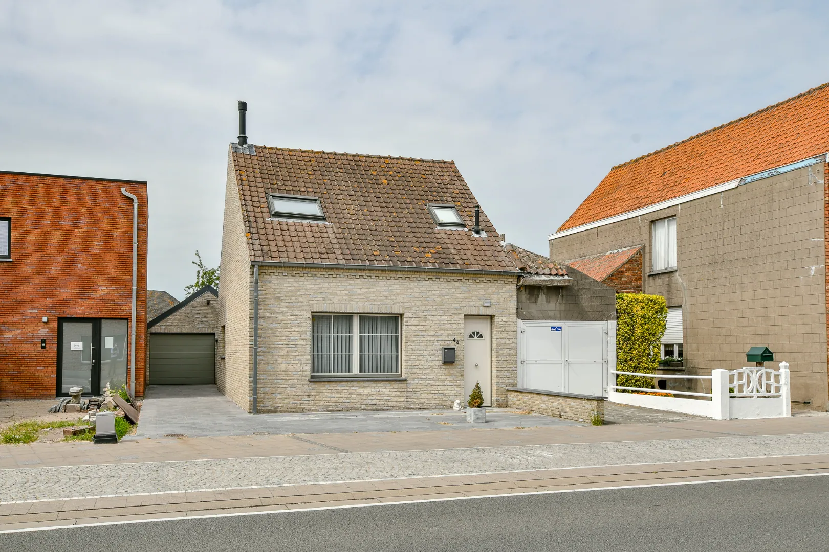 Halfopen woning op 362 m² met ruime garage en zonnige tuin en mooi terras!