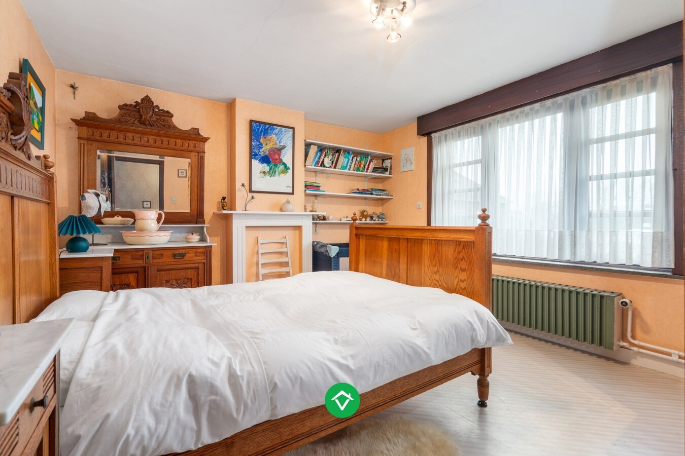 Alleenstaande woning met 4 slaapkamers te koop in centrum Koekelare 