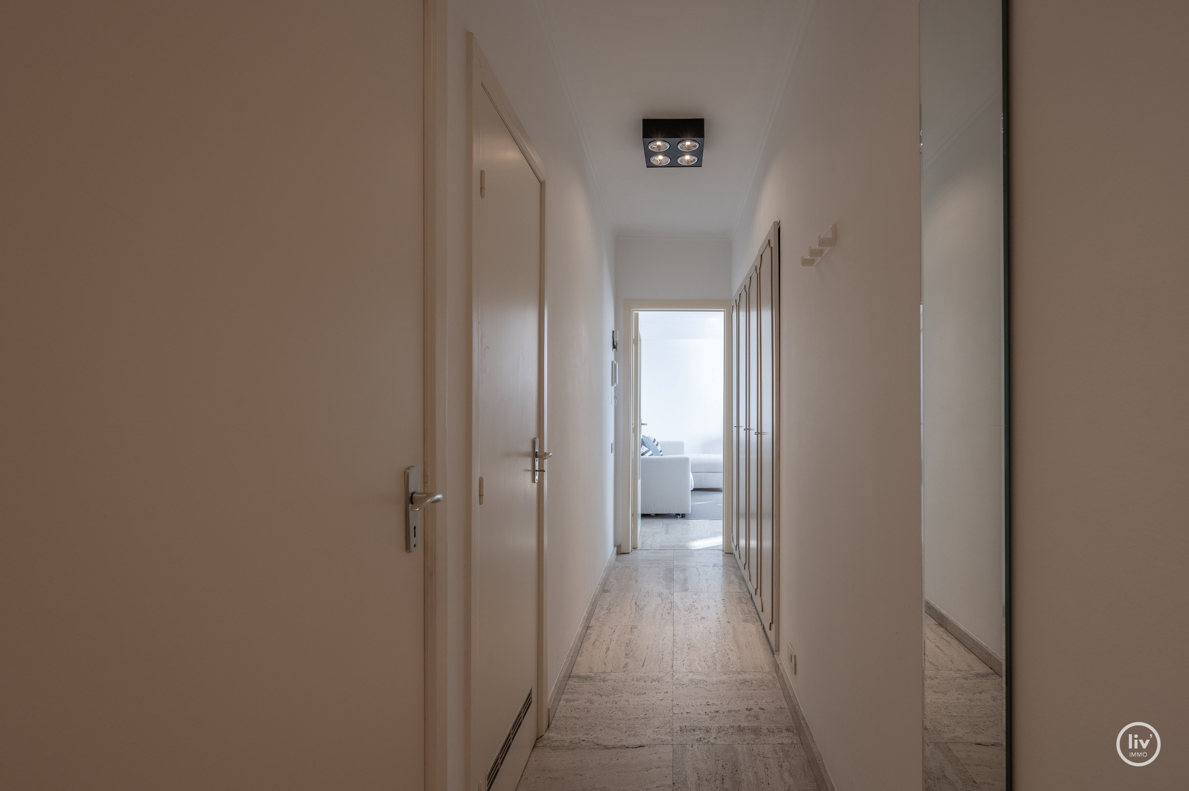 Aangenaam appartement met mooie gevelbreedte en open zicht over de villas in Knokke. 