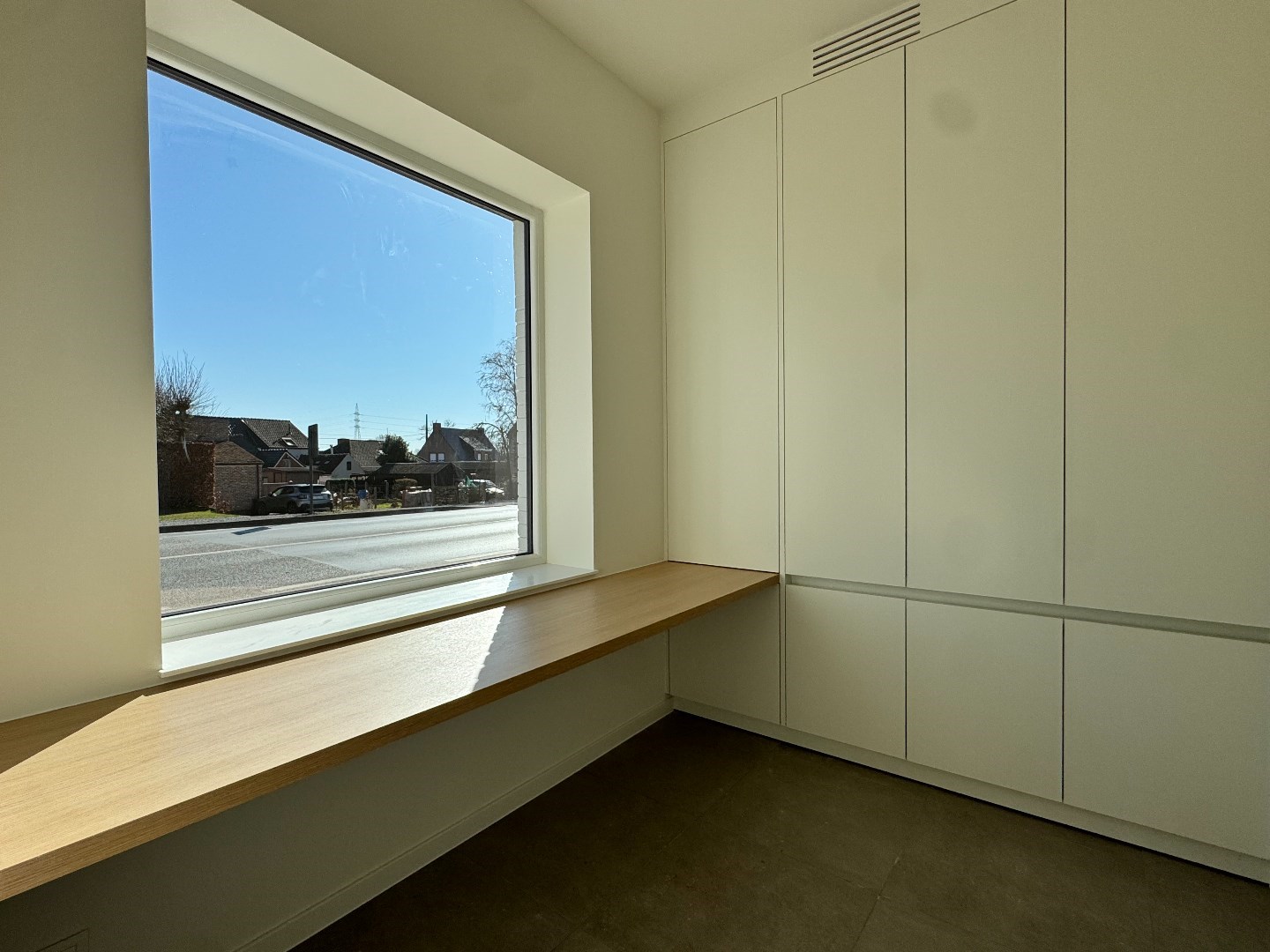 Instapklare, gerenoveerde woning met tuin, uitweg en carport 