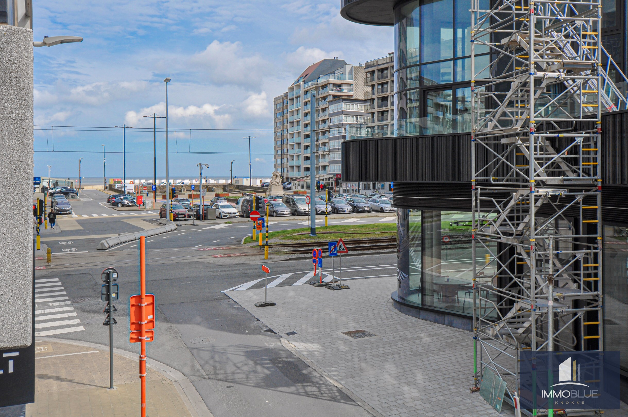 Appartement id&#233;alement situ&#233; avec vue partielle sur la mer et sur le centre commercial. 