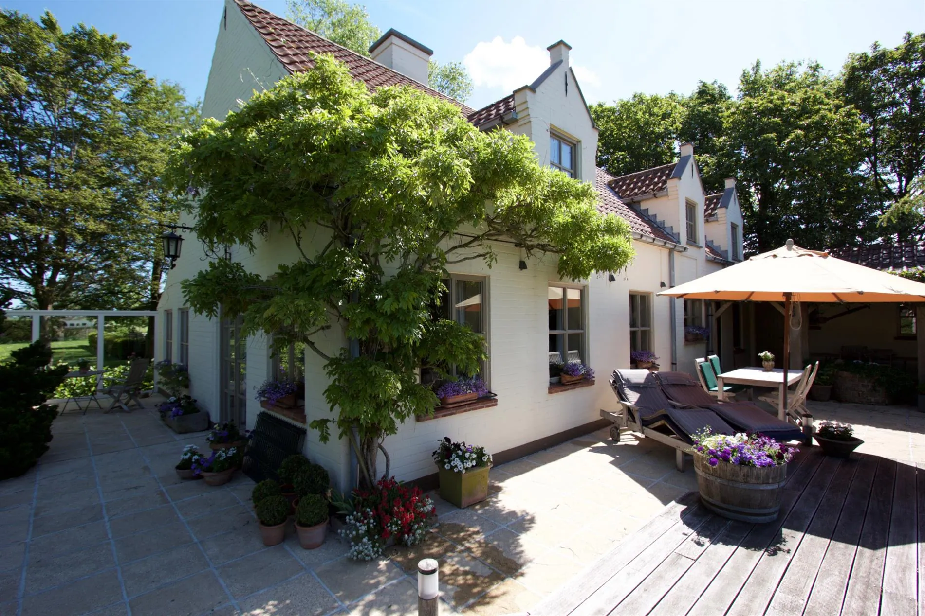  Uniek en idyllisch gelegen landhuis te Eernegem op 3402 m².