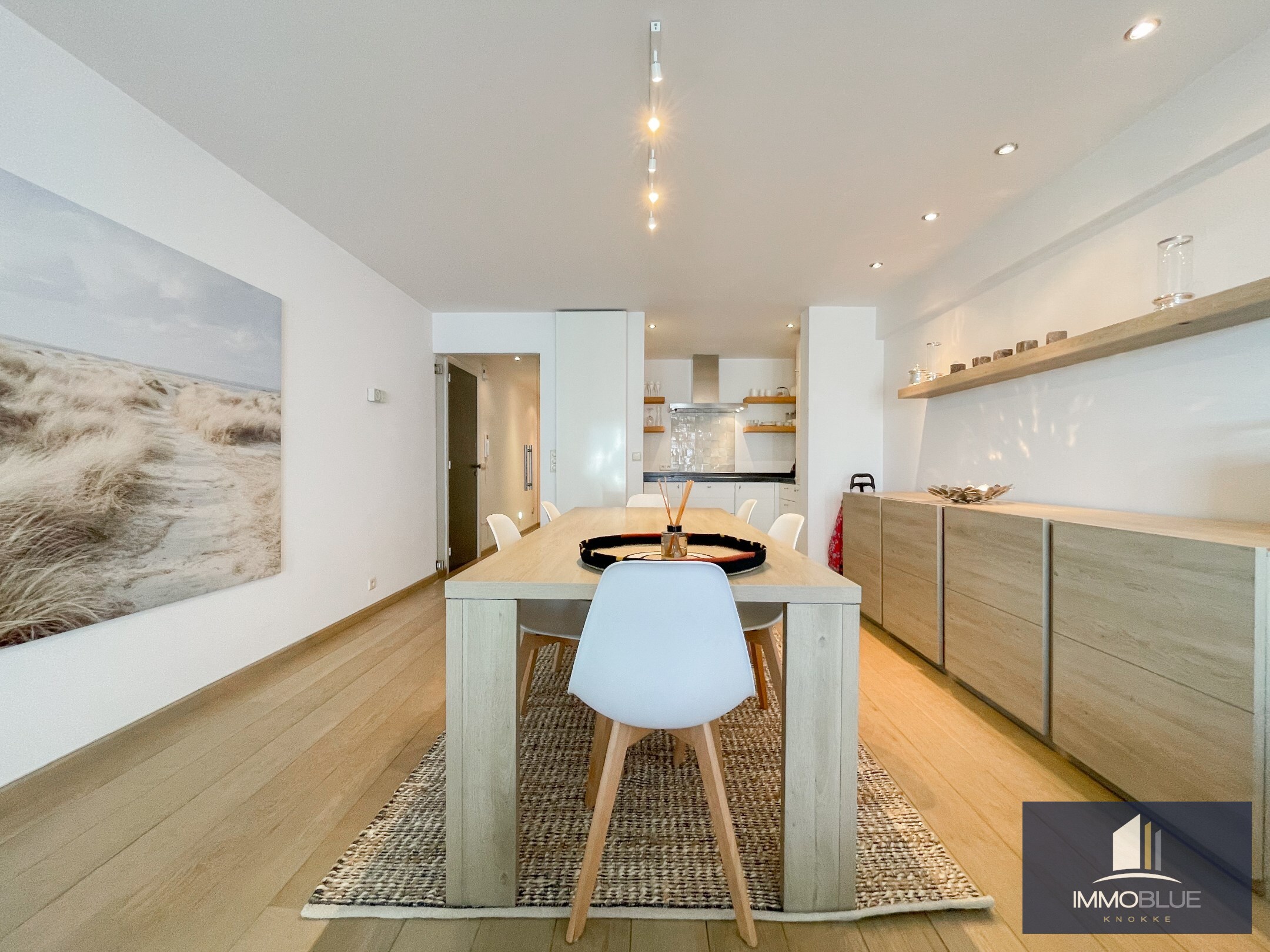 Appartement de trois chambres &#224; coucher avec une vue d&#233;gag&#233;e situ&#233; pr&#232;s de la place du Triangle. 