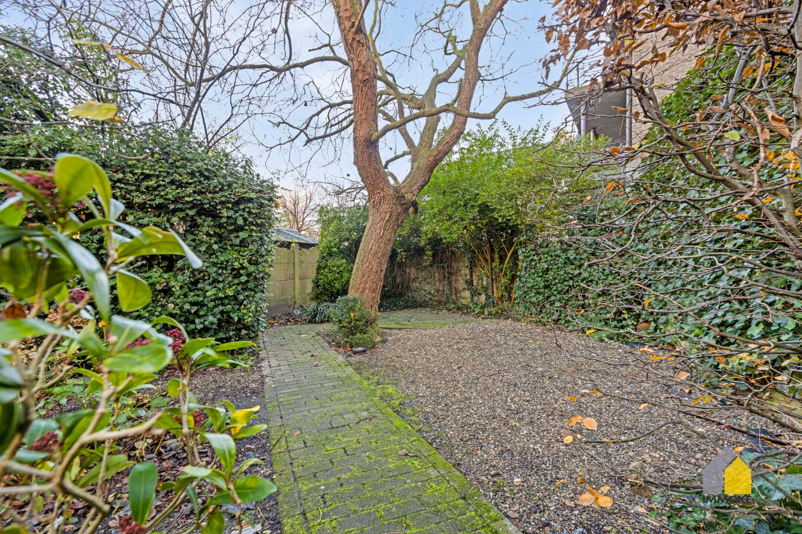 Gelijkvloers appartement (89 m&#178;) met 2 slaapkamers, stadstuintje en kelderberging. 