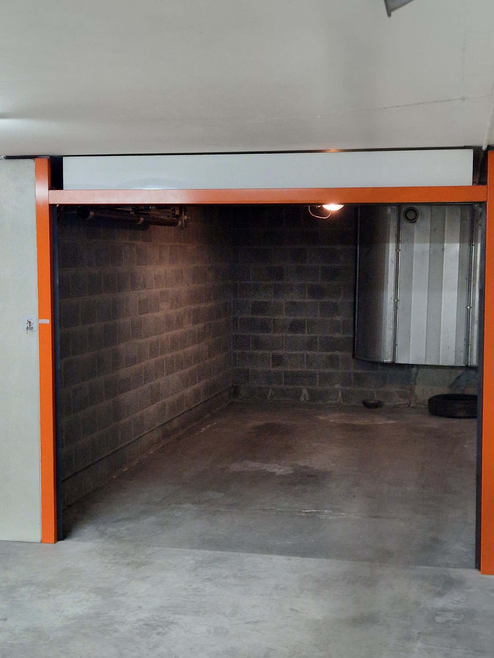 Garagebox te huur onder MINIGOLF in het Zoute op niveau -2. 