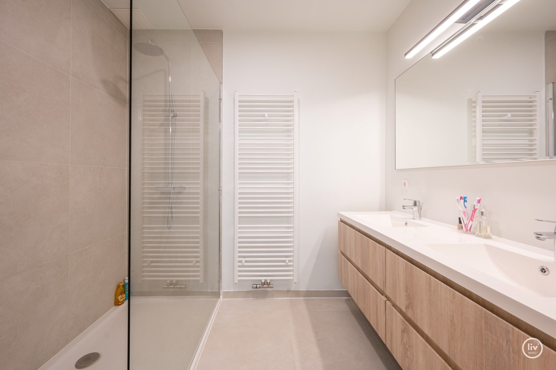 Prachtig, ruime en tevens r&#233;cente triplex (199 m2) in een zijstraat van de lippenslaan vlakbij de zeedijk te Knokke. 