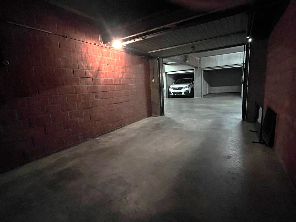 Ondergrondse garagebox met metalen kantelpoort, in Res. Cederboom, inrit Greenhillstraat 