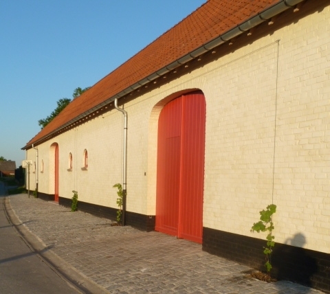 Vierkantshoeve met binnen- en buitenpiste en stallen op ca. 3Ha te Velzeke 