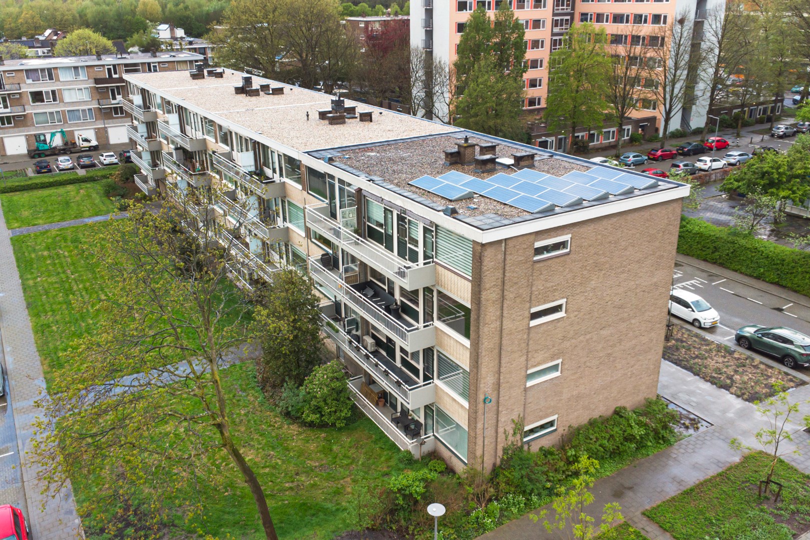 In kindvriendelijke en rustige wijk (Het Lage Land) gelegen 3-kamer appartement op de tweede verdieping met ruime woonkamer, 2 balkons en eigen berging in de onderbouw 