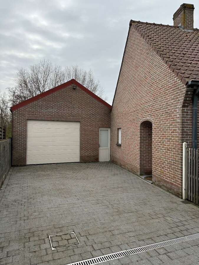 Rustig gelegen alleenstaande woning met ruime loods te Ichtegem 