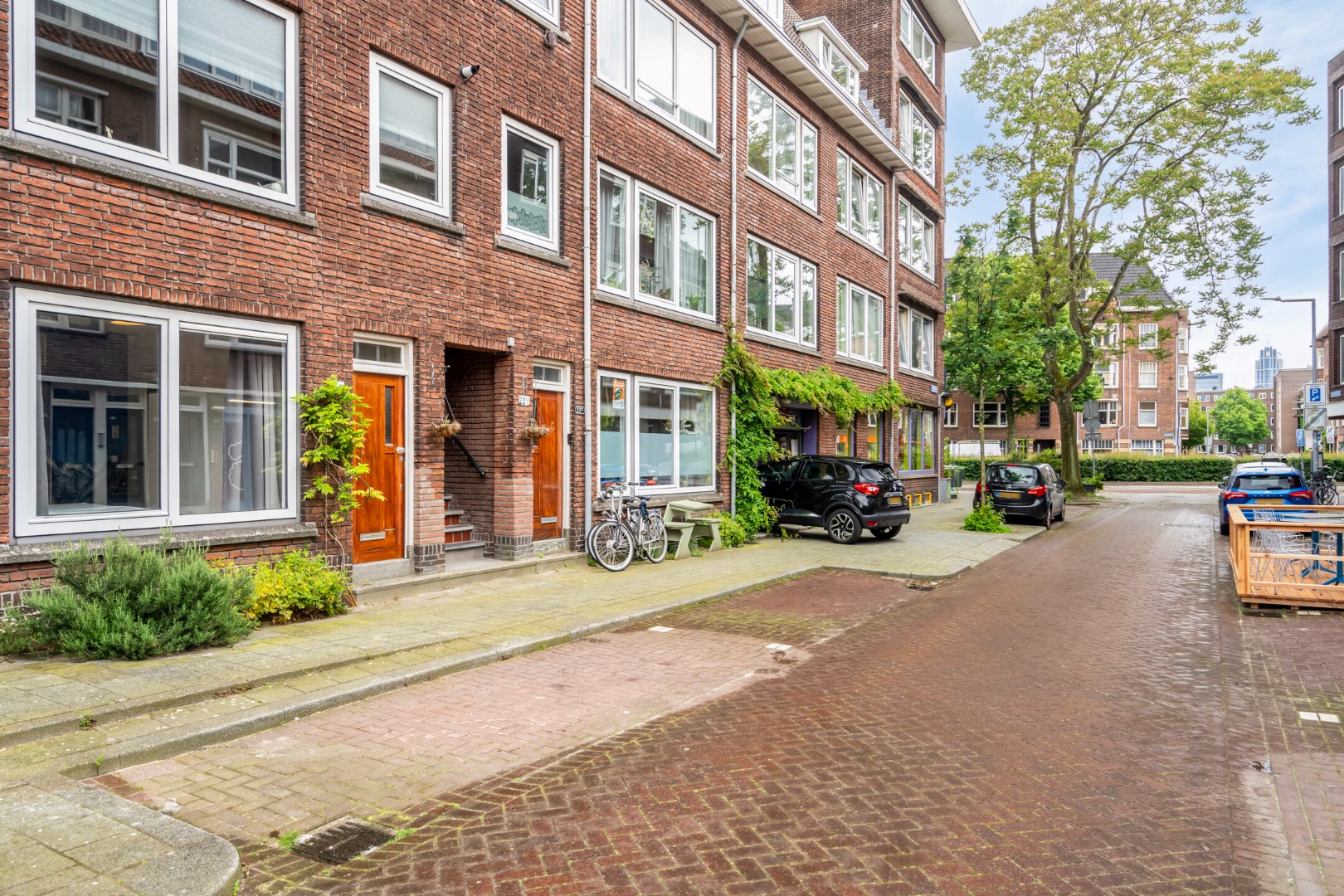 Leuke 2-kamer benedenwoning met ruime tuin, moderne badkamer en gelegen op eigen grond. 