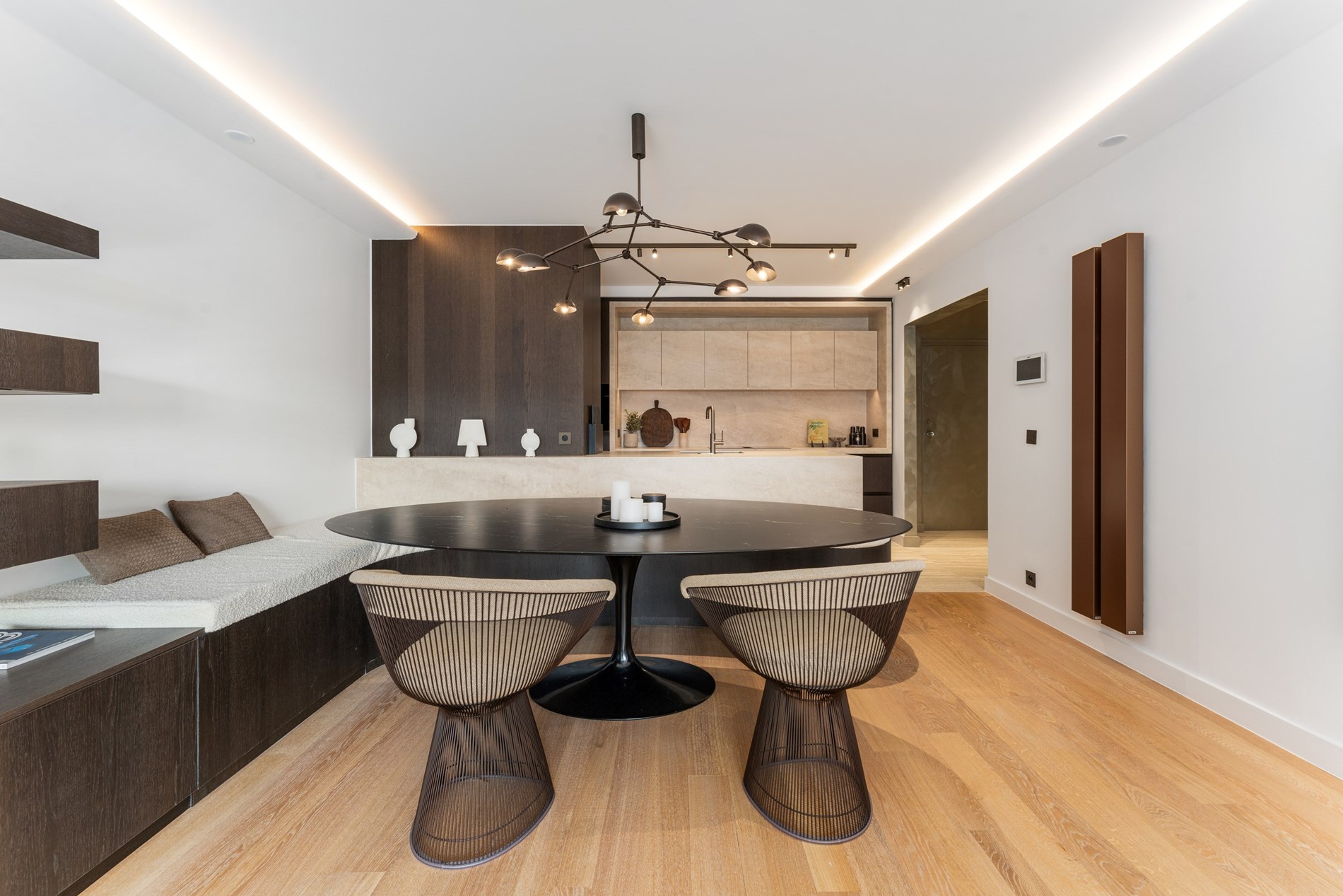 Appartement de luxe avec terrasse ensoleill&#233;e et vue sur la mer situ&#233; sur la place Albert &#224; Knokke. 