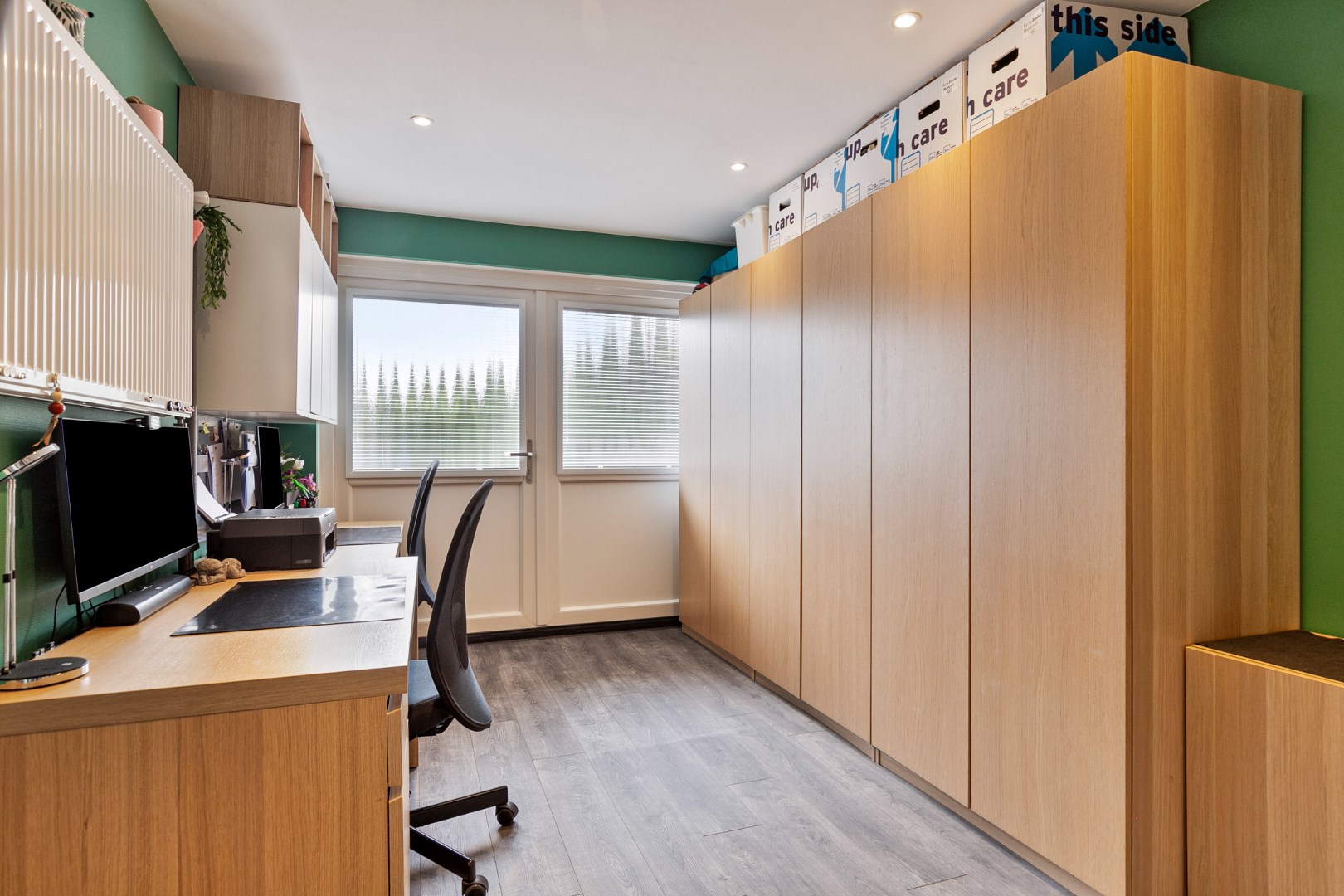 Keurige 6-kamer drive-in woning met moderne keuken, nette badkamer, 5 slaapkamers, zonnige tuin en eigen parkeerplaats! 