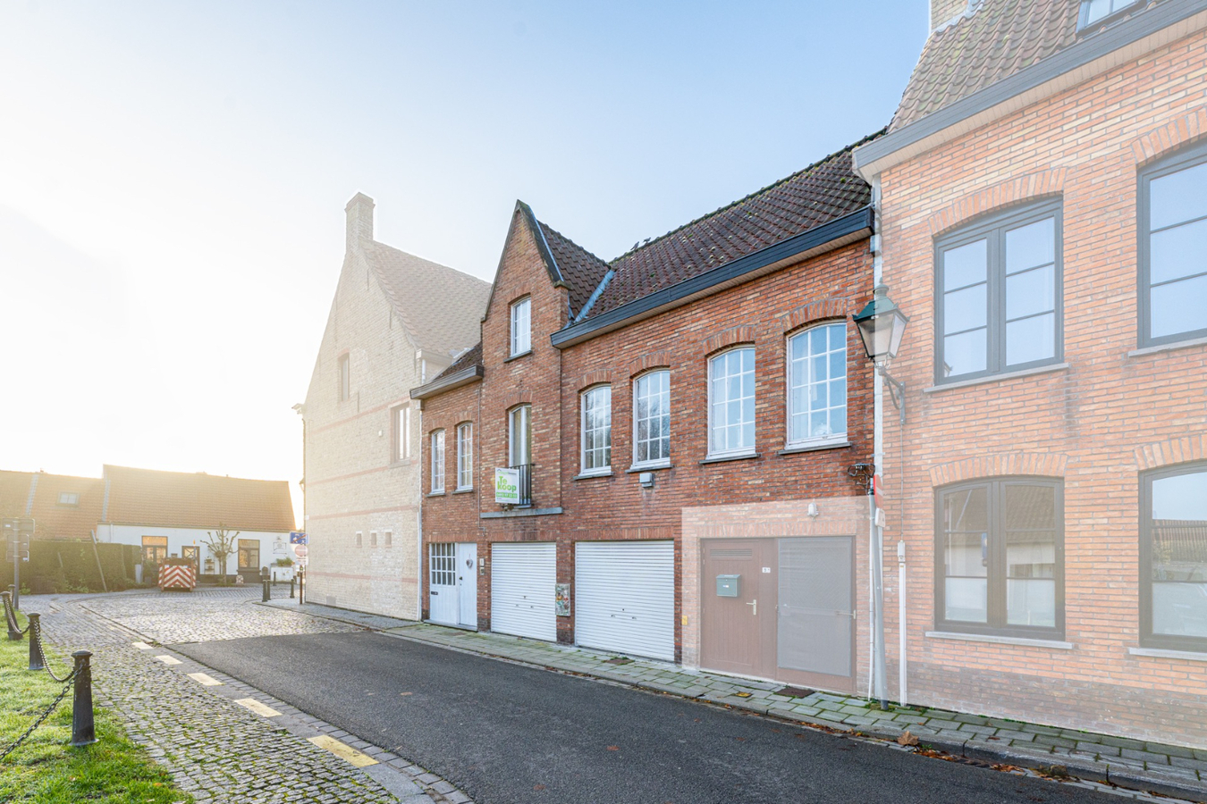 Instapklare woning met 2 slaapkamers en dubbele garage te Damme 