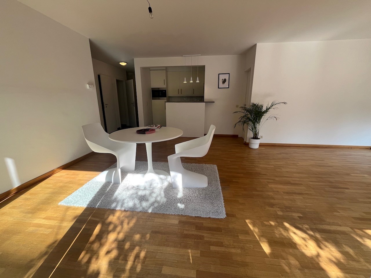 Lichtrijk hoekappartement met twee volwaardige slaapkamers gelegen in het centrum van Knokke. 