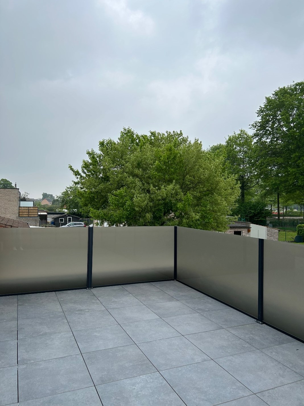 Ruim duplex appartement met 2 slaapkamers en carport te Geel! 