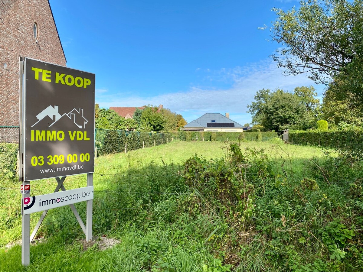 Bouwgrond van 898 m&#178; in Bloemenwijk te Zoersel. 